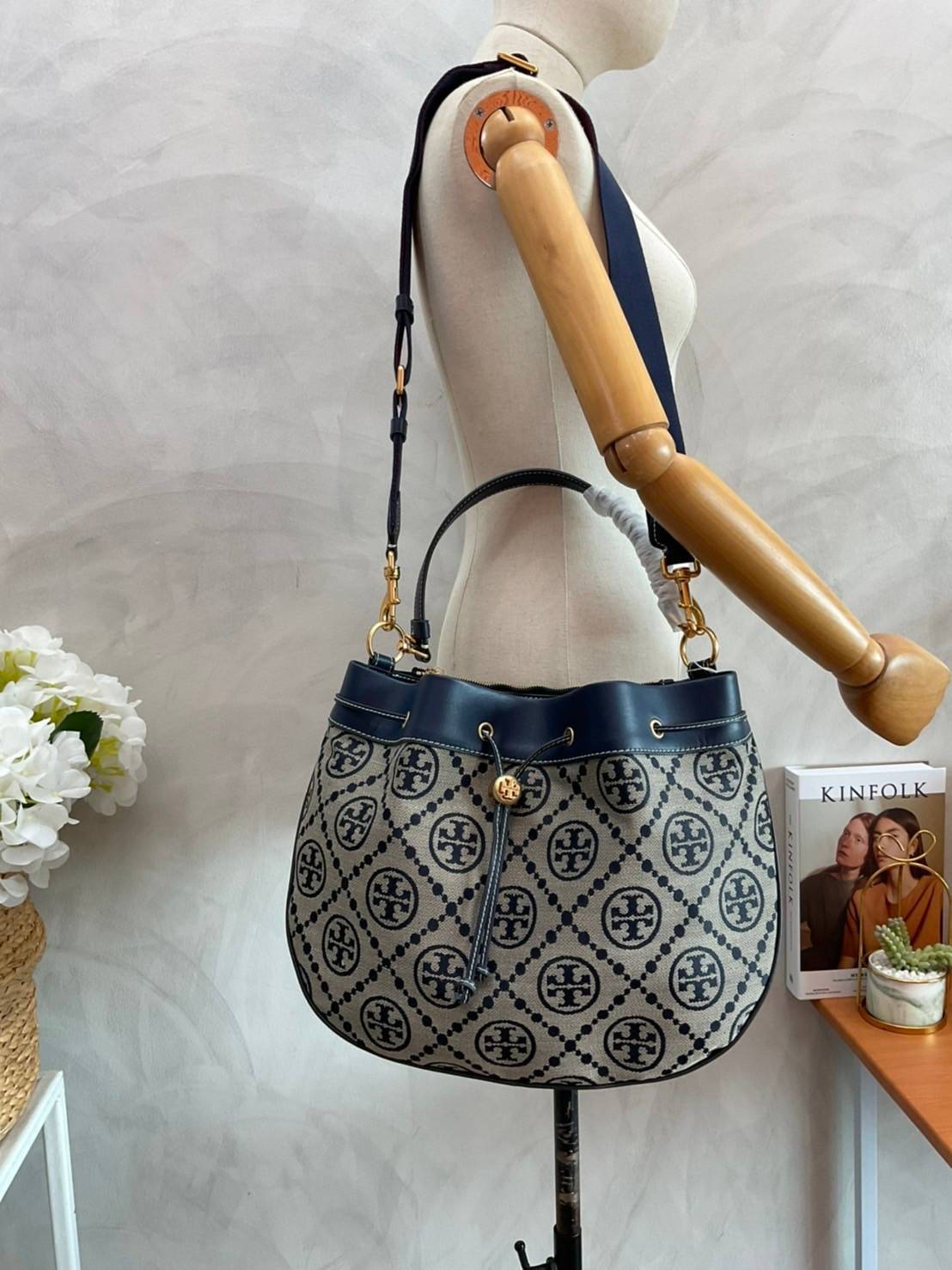 Tory burch t monogram jacquard drawstring hobo New Collection 2021 กระเป๋าถือและสะพายข้าง Monogram จาก tory burch ทำจากผ้าใบ jacquard ตัดด้วยหนังวัวแท้