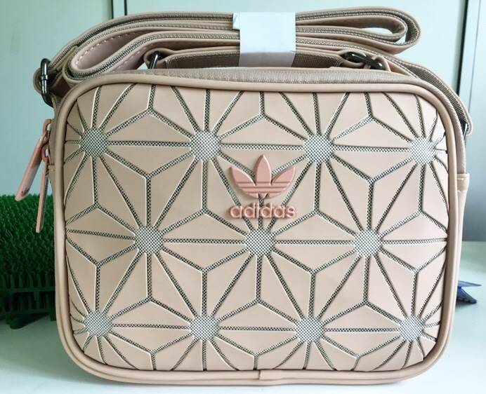 Adidas mini Airliner bag กระเป๋าสะพายข้างแนว sport วัสดุด้านหน้าเนื้อ matte ผสมหนังนิ่มค่ะ น้ำหนักเบา ด้านหน้าติดโลโก้แบรนด์ เปิดปิด กระเป๋าแบบซิป ภายในโล่ง ใส่ mini iPad ได้ มีช่องจป หนึ่งช่อง ด้านหลังมีอีก 1 ช่องซิป:สายสะพายปรับได้ freesize ขนาดกำลังดี 