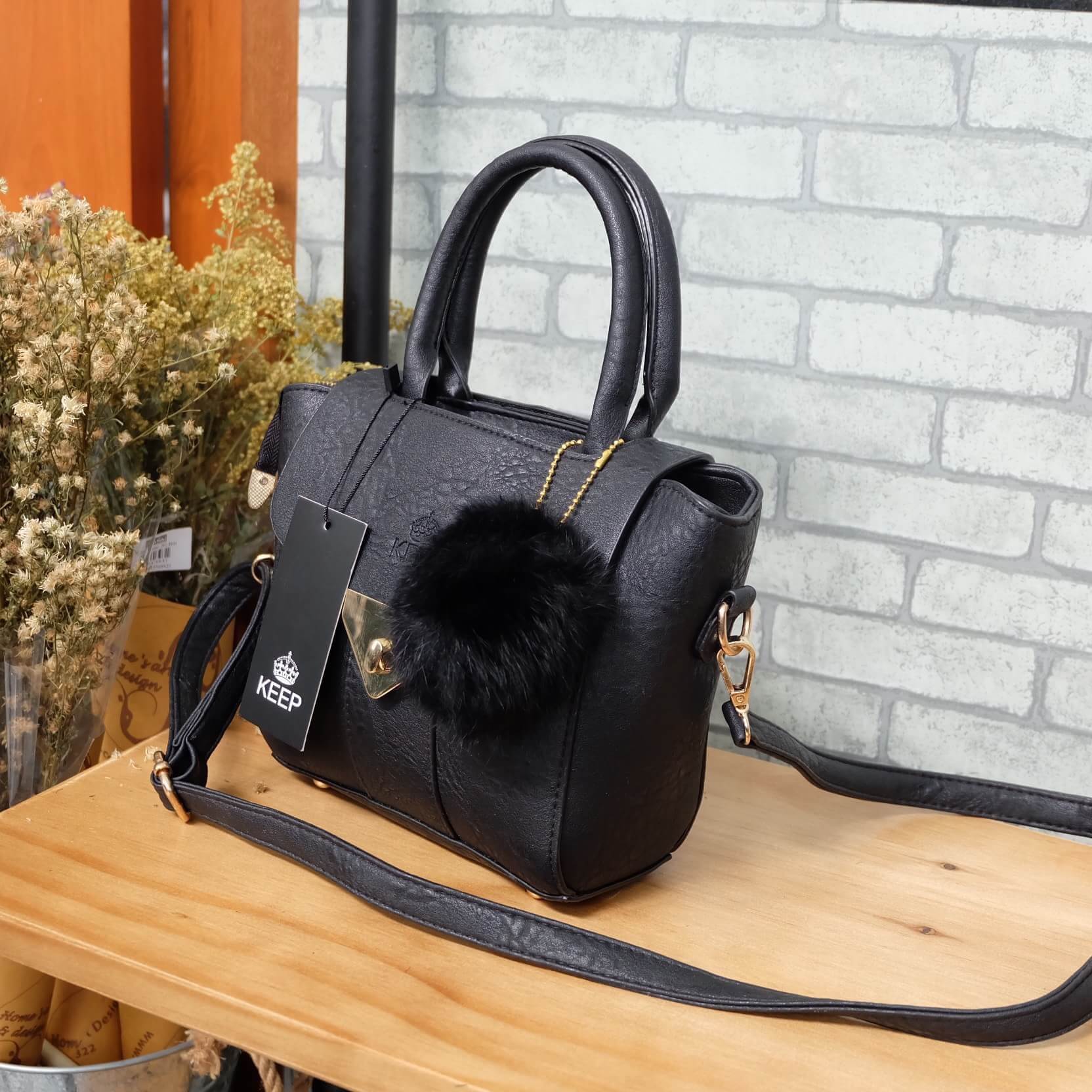 New arrival ! จากแบรนด์ KEEP #จุดเด่นที่ >ลายหนังสวยชัด >เนื้อ matte ถือสะพายเข้าง่ายกับทุกชุด >ขนากกระเป๋ามินิ กะทัดรัด คะ ใส่ กปต ยาว มือถือได้ > มีช่องย่อยแบ่งเก็บของด้านใน เป็นสัดส่วน >ก้นมีหมุดรองหนัง >มีสายยาวสะพายได้ ปรับ free siz