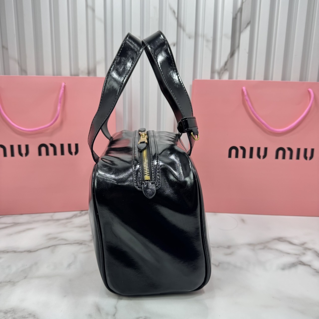 ORI หนังแท้ | Miu Miu Leather top-handle bag กระเป๋าสะพายทรง keepall เรียบแต่ฟาด หรูหราทุกองศา ใครเห็นก็ต้องเหลียว
