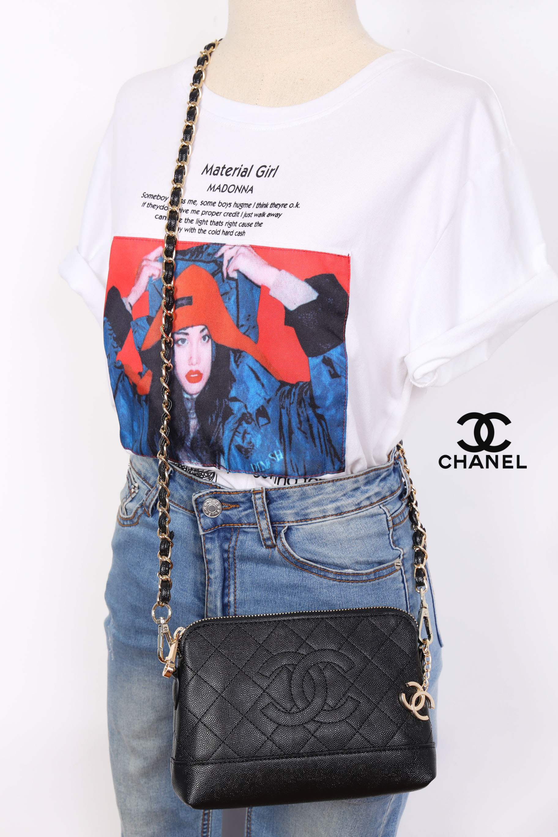 CHANEL Caviar Wristlet Crossbody Bag / Chanel Shoulder Bag With Chain กระเป๋าหนังลายเวียร์ปั๊มโลโก้แบรนด์ด้านหน้าสวยหรูดูแพง มาพร้อมจี้โลโก้แบรนด์ห้อยสีทองเก๋ๆน่ารัก