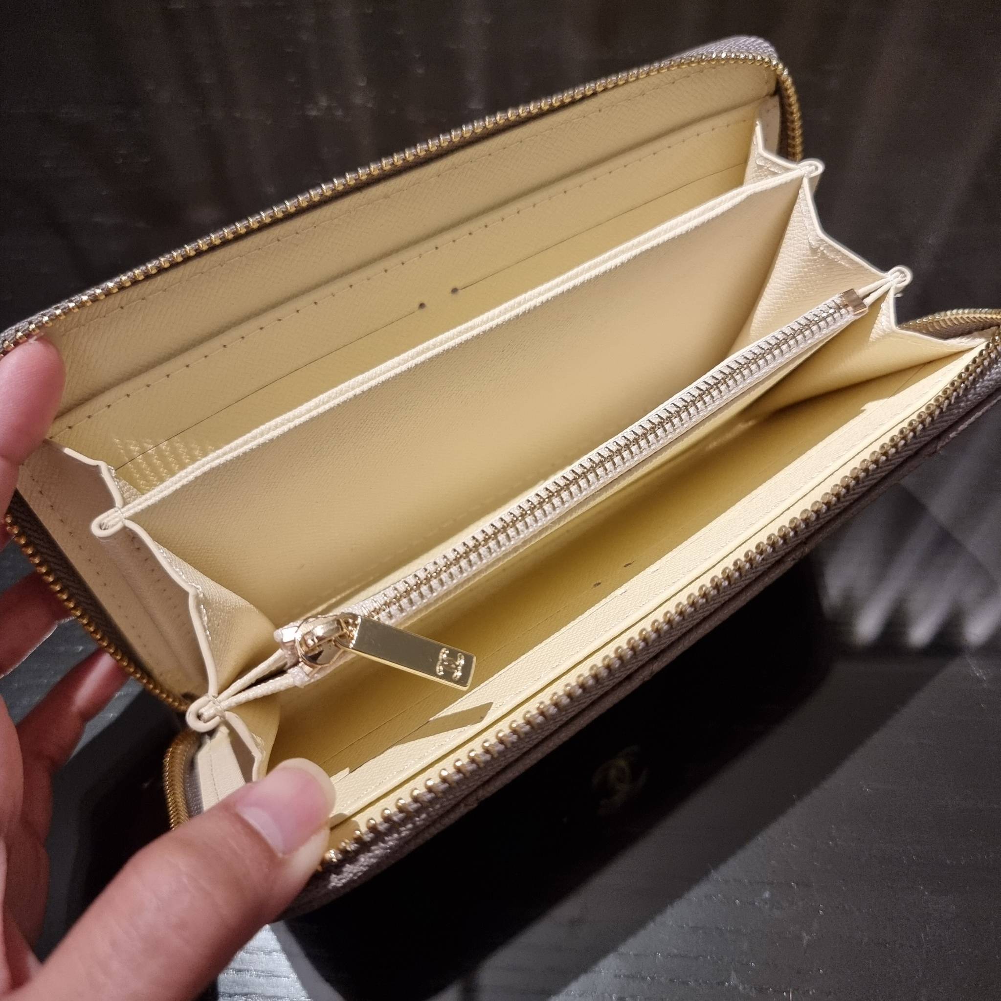 VIP 】กระเป๋าสตางค์ใบยาวรุ่นซิปรอบ สวยรับทรัพย์จาก Chanel วัสดุหนังลายคาร์เวีย ใช้แล้วขับผิวสุดๆ เปิด-ปิดด้วยซิปรูดรอบใบ ใช้งานง่าย ภายในกระเป๋ามีช่องใส่บัตรได้ ใส่ธนบัตรหรือเหรียญได้ มีช่องซิปแยกอีกหนึ่งช่อง ดีไซน์เรียบหรูแบบนี้ สาวๆห้ามพลาดกันน้า!! ซื้อใ