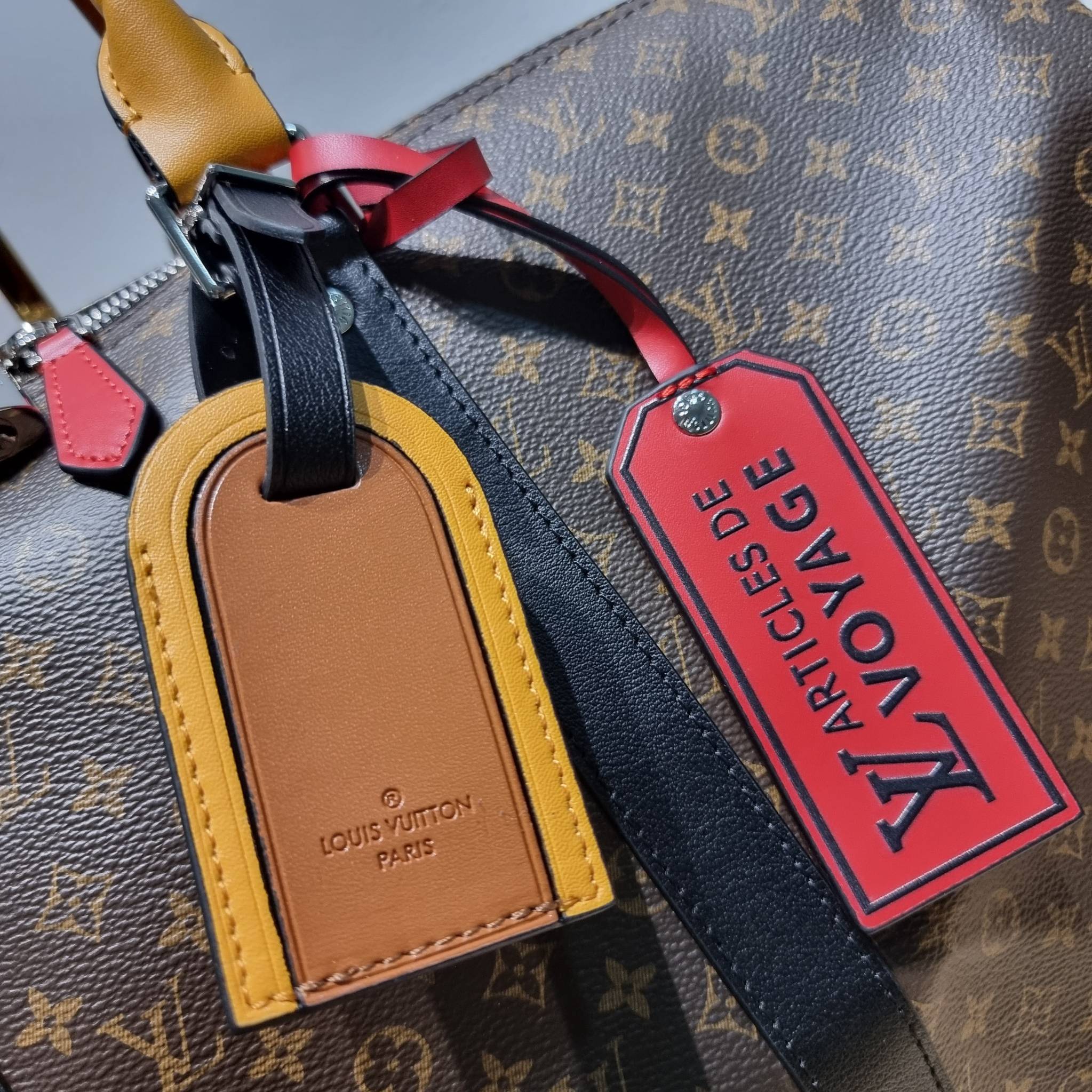 LV KEEPALL BANDOULIERE กระเป๋าเดินทางสุดชิค ที่ทำให้การเดินทางไม่ธรรมดาอีกต่อไป ด้วยลูกเล่น patch แท็กห้อย และใบลูก ที่จัดมาให้ได้เก๋ๆ ไม่ซ้ำใคร วัสดุหนังแคนวาสคุณภาพดี ดีไซน์ลวดลายโมโนแกรมเอกลักษณ์ ซิปมีตัวล็อคไว้ให้แน่นหนา มีสายสะพายครอสให้ ภายในโล่งกว้