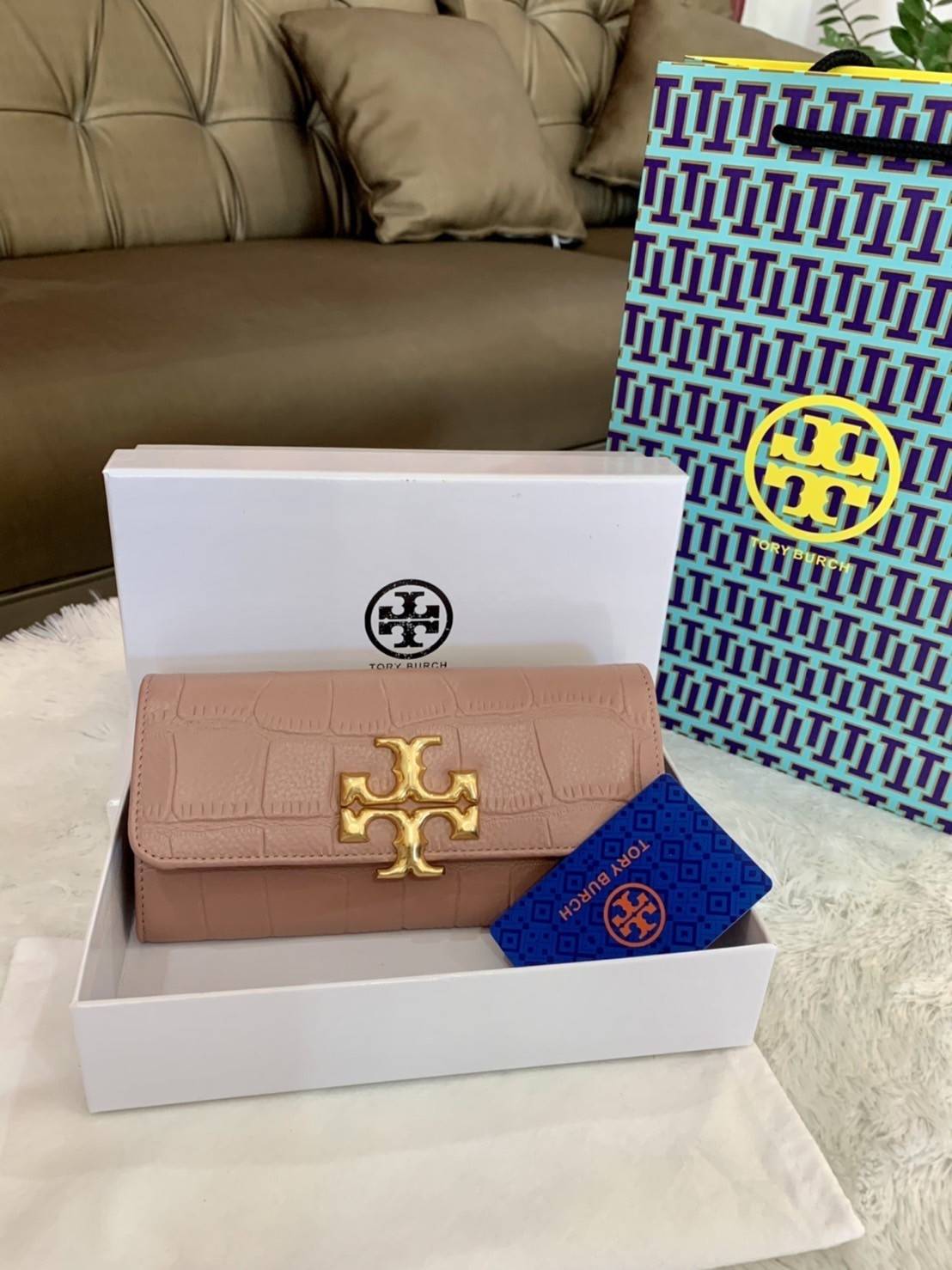 TORY BURCH Croc Long Wallet กระเป๋าสตางค์ใบยาว วัสดุหนังแกะสังเคราะห์ อะไหล่อทองโดดเด่นที่ด้านหน้า หนังเงาขึ้นรูปสวย เปิด-ปิดด้วยกระดุม ด้านในกระเป๋าแบ่งออกเป็นPatation มีช่องชิปยาวตรงกลาง มีช่องสำหรับ 6 ใบ งานสวยพร้อมส่งให้รับทรัพย์กันแล้ววันนี้