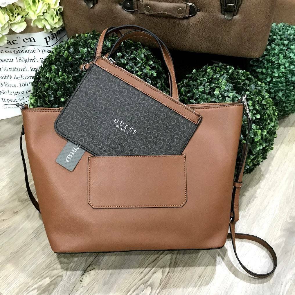 GUESS LARGE SHOPPER BAG WITH POUCH กระเป๋าสะพายรุ่นใหม่ล่าสุดจาก GUESS FACTORY หนัง Saffiano สวยหรูอยู่ทรง ด้านหน้ามีโลโก้แบรนด์ ด้านหลังมีช่องใส่ของ หูหิ้วสะพายไหล่ได้มาพร้อมสายสะพายยาวถอดได้ปรับได้ มีกระเป๋าใบเล็กเข้าชุดกันห้อยที่หูหิ้ว ใบเล็กถอดเเยกใช้