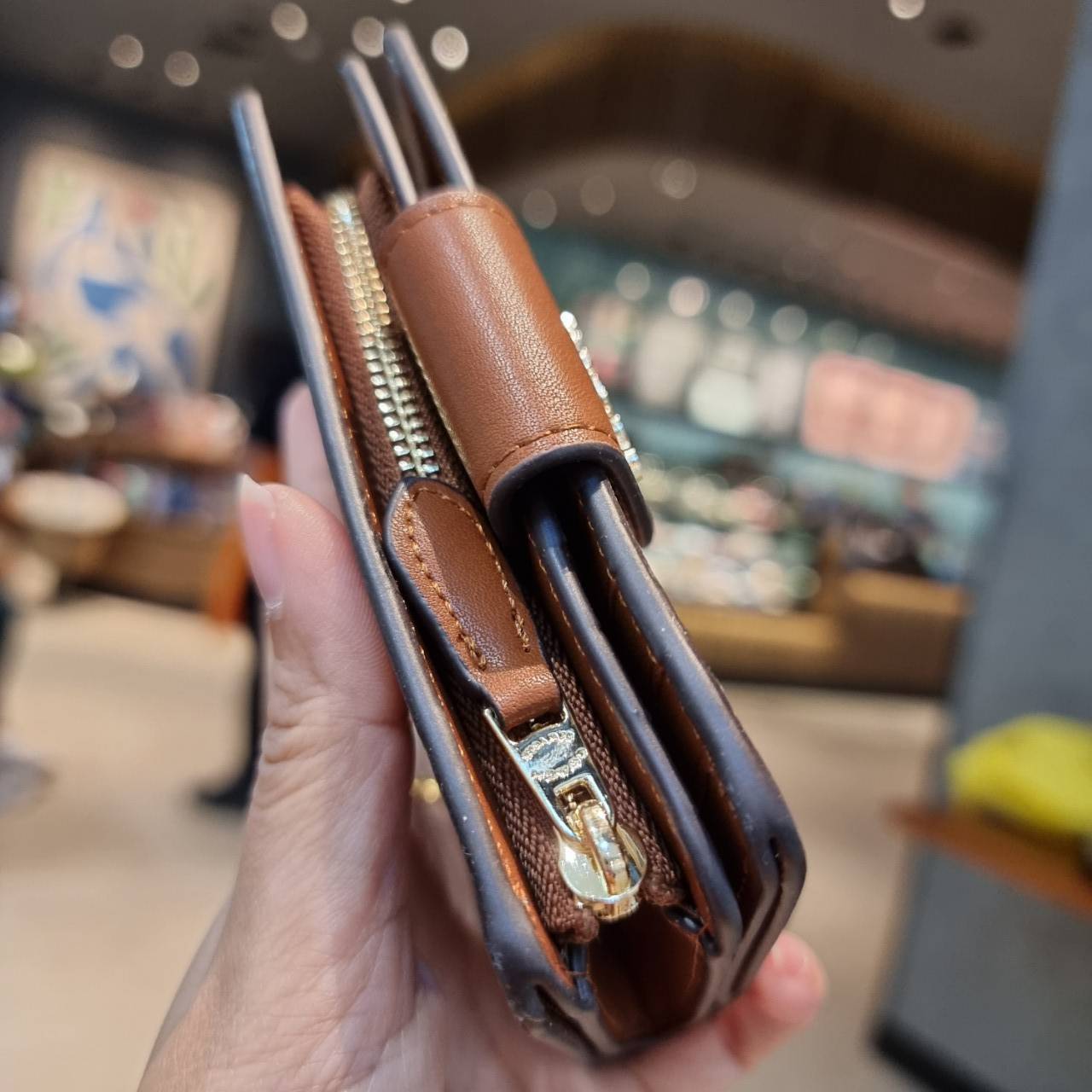 COACH C0082 MEDIUM CORNER ZIP WALLET IN SIGNATURE CANVAS ดีไซน์ใหม่ล่าสุด!! กระเป๋าสตางค์ใบกลาง 👛 ขนาดกำลังเหมาะมือ วัสดุหนังแคนวาสเคลือบลาย ดูแลรักษาง่าย มีช่องใส่บัตรและธนบัตรครบ และช่องซิปแยกไว้ใส่เหรียญ ครบเซ็ทแบบนี้เหมาะส่งต่อเป็นของขวัญที่สุ