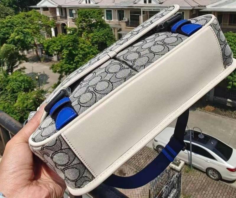 Coach C9158 League Messenger Bag Crossbody Sling Bag ใหม่ล่าสุด คอลที่หนุ่มๆก็ต้องใจละลายไม่แพ้สาวๆ กับกระเป๋าสะพายทรงแมสเซนเจอร์ ดีไซน์ทรงคลาสสิคใช้งานง่าย ดีเทลน้อยแต่มาก!! ดูดีดูแพงเกินเบอร์ไปเลย ภายในเป็นช่องโล่ง มีช่องแยก แบ่งสัดส่วนได้ดีมากๆ มาพร้อม