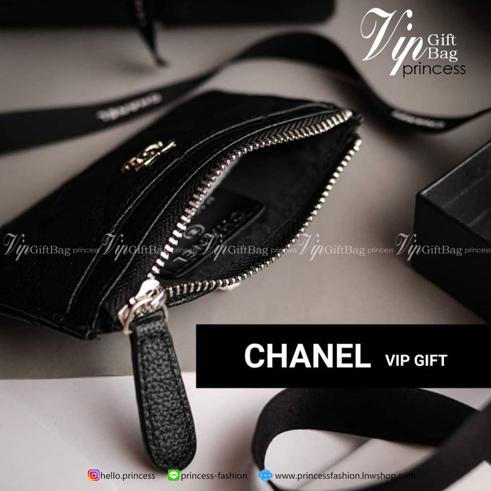 BEST SELLER!! พร้อมส่งอีกครั้งค่า!!! งานหรูเว่อวัง พร้อมส่งคะ CHANEL CARD HOLDER IN BLACK 💳 จากพรีเมี่ยมกิ้ฟแบรนด์หรูอย่าง CHANEL ดีไซน์สวยเก๋ ประดับ LOGO BRAND **อะไหล่เงิน ขนาดกำลังน่ารัก ใส่บัตรได้ถึง 4 ใบ(ยังไม่รวมช่องซิป) พกพาสะดวก ด้านในเปิด
