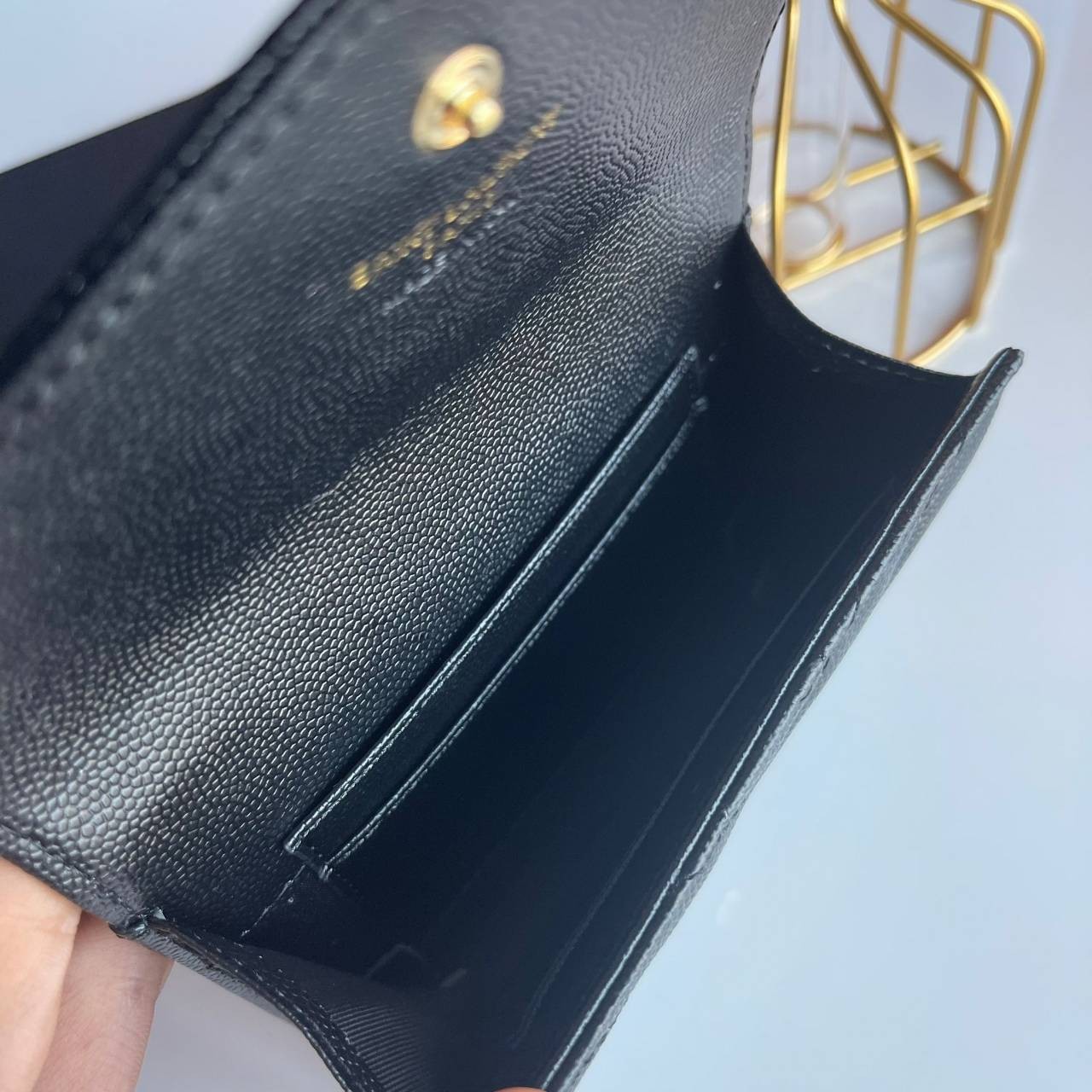 VIP 】YSL SAINT LAURENT SHORT WALLET งานหนังแท้ สวยงามมากมายที่สุดเกินบรรยายเลยค่าาา ได้ไปไม่ผิดหวังแน่นอน เป็นอีกรุ่นหนึ่งที่ห้ามพลาดเลยตอนนี้ กำลังฮิตกันเลยค่าา สาวๆ Must Have!!!! Full Box Set นะค๊าาา