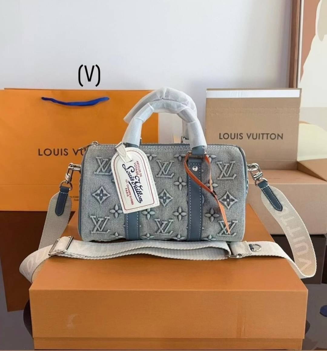 LV Bandouliere 25 Monogram Denim Bag กระเป๋าสะพายทรงหมอนเดนิมซีดสไตล์วินเทจ ปั้มนูนโลโก้ลายโมโนแกรม ใหม่ล่าสุด มาแรงม้าก! -- [รับตัวแทนกระเป๋า]