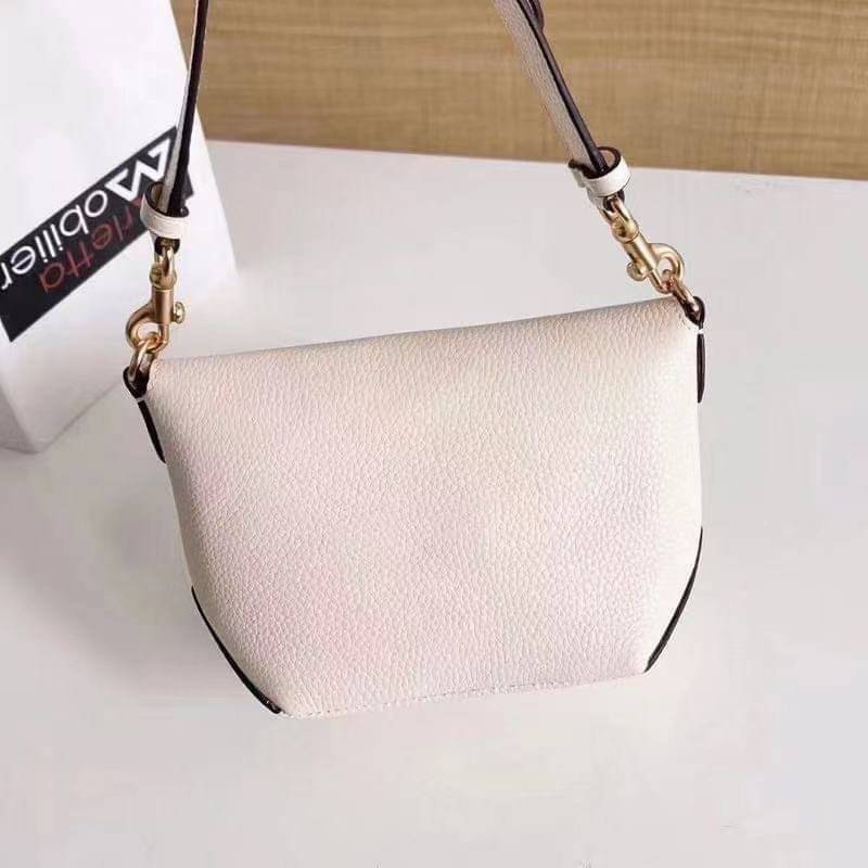 คอลเลคชั่นใหม่ ทั้งสวยทั้งคุณภาพค่ะ😘 COACH KARLEE CROSSBODY BAG 💐พร้อมส่ง ได้ไปไม่ผิดหวังแน่นอนค่ะ! สวยๆแบบคนดังระดับโลกกันค่าา กระเป๋าสะพายแบบครอสบอดี้ร์ หนังแท้นิ่มสวยงามมากๆค่ะ รูปทรงน่ารักกระทัดรัด เปิดปิดกระเป๋าแบบหมุนล็อค ภายในสามารถ