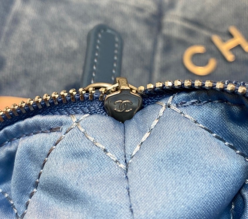 35cm Chanel 22 Denim Bag / Chanel Tote Bag กระเป๋าสะพายทรงโท้ทเดนิม ยีนส์ เท่ๆ คูลๆ งานเดนิมฟอกดีเทลความสวยมาก เป็นทรงโท้ทที่ได้รับการตอบรับดีมาก เกินต้านที่สุดกับไอเท็มนี้