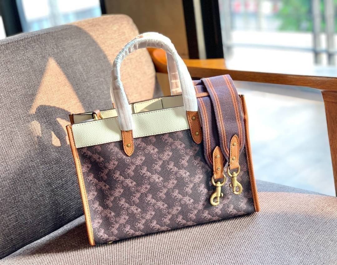 COACH FIELD TOTE 30 WITH HORSE AND CARRIAGE PRINTAND CARRIAGE BADGE 📣พร้อมส่งที่ไทย ใหม่ล่าสุด บอกเลยสีสวย สุดคลาสสิคมากๆ
