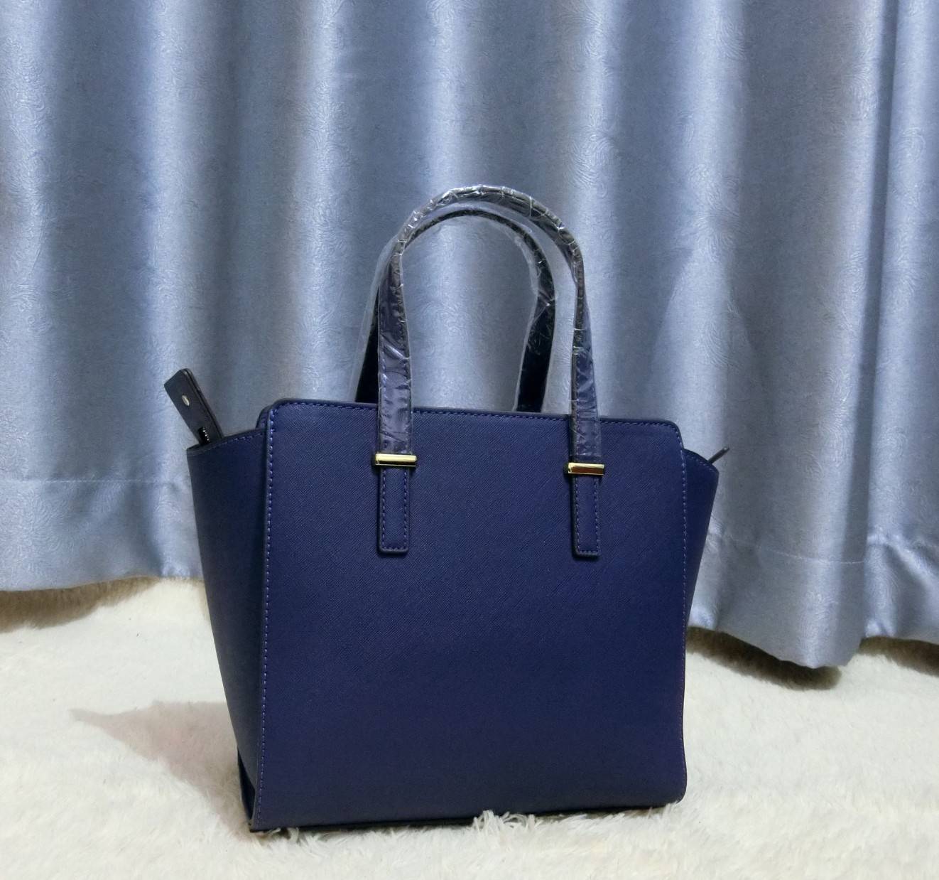 KATE SPADE NEW YORK CEDAR STREET HAYDEN BAG กระเป๋าถือหรือสะพายหนัง Saffiano สวยหรูอยู่ทรงสไตล์ PRADA ด้านหน้าประดับโลโก้สีทองสวยไฮโซ ภายในมีช่องซิปและช่องเล็ก ซับในอย่างดีสกรีนลาย Kate Spade กว้างและจุ ใส่ ipad mini กระเป๋าสตางค์ ของใช้ได้เยอะ มีหมุดรองฐ