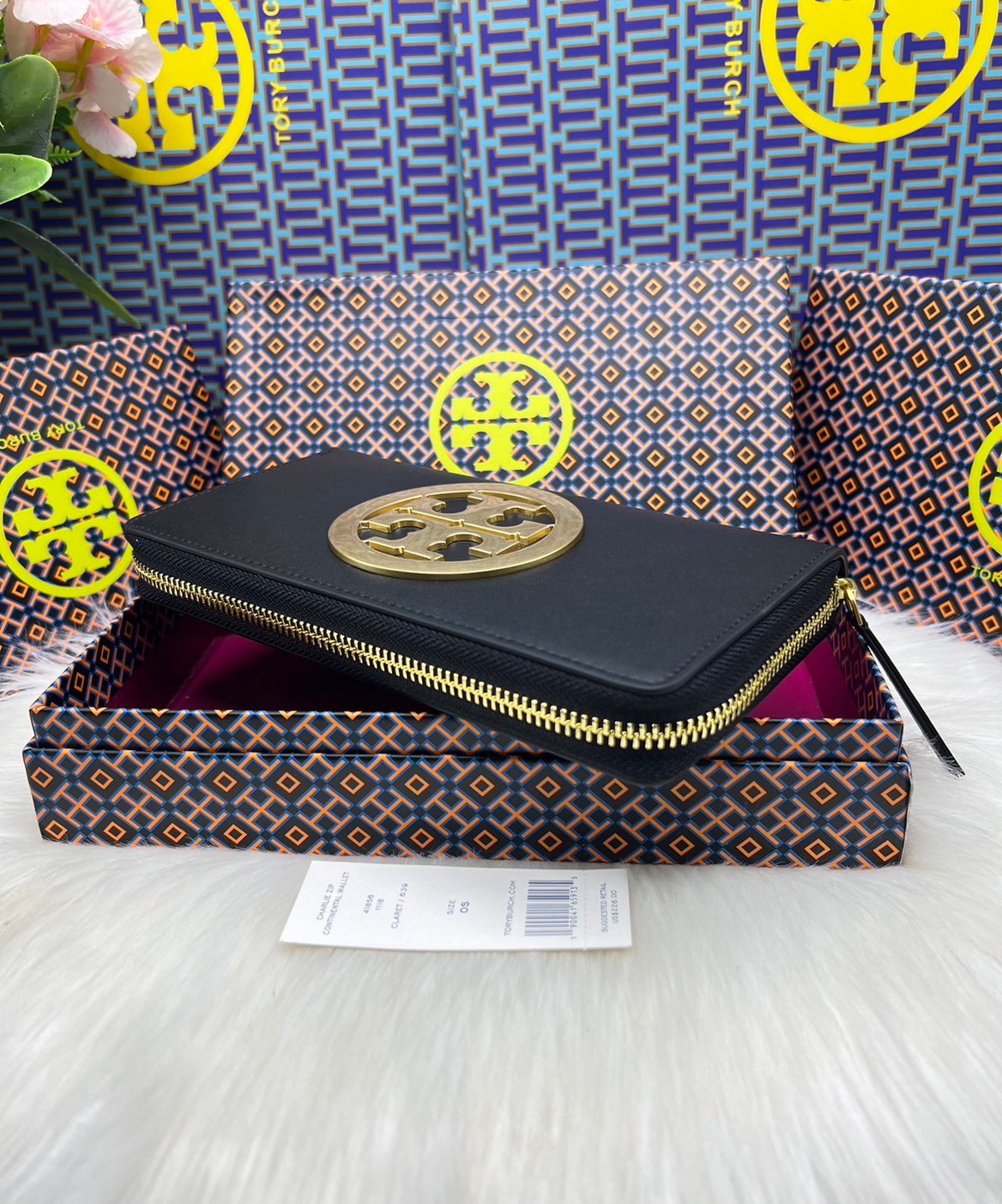 Tory Burch Charlie Zip Continental Wallet / Tory Wallet พร้อมส่ง กระเป๋าสตางค์ใบยาวสุดคลาสสิก ยังความเรียบหรูดูแพงด้วยโลโก้ด้านหน้า เป็นกระเป๋าสตางค์ทรงยาว ที่สามารถใส่บัตรได้หลายใบ
