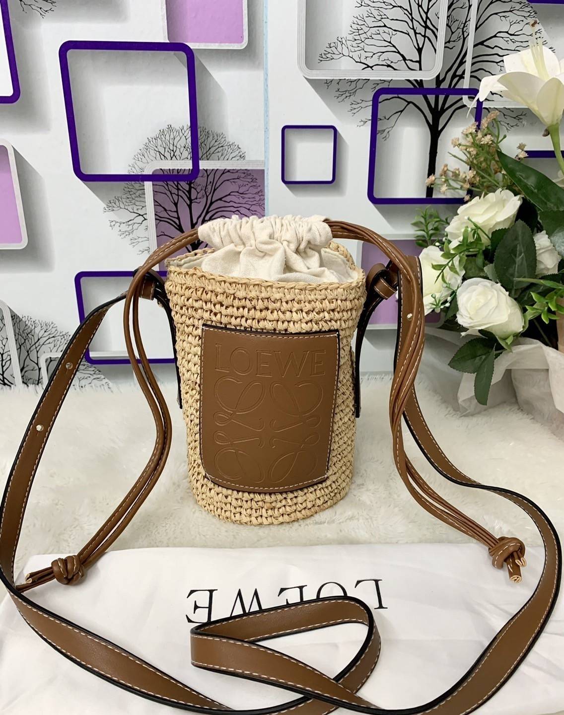 Loewe Bucket Bag / Loewe raffia and hemp bucket bag วัสดุ Textile Canvas & CalfSkin เป็นการนำวัสดุธรรมชาติมาสังเคราะห์หรือทอจนเป็นเนื้อเดียวกันคล้ายงานสาน มีความวินเทจในตัว น้ำหนักเบา ดูแลรักษาง่าย เหมาะกับยุคสมัยที่เข้ากับธรรมชาติและต้องการความคล่องตัว เ