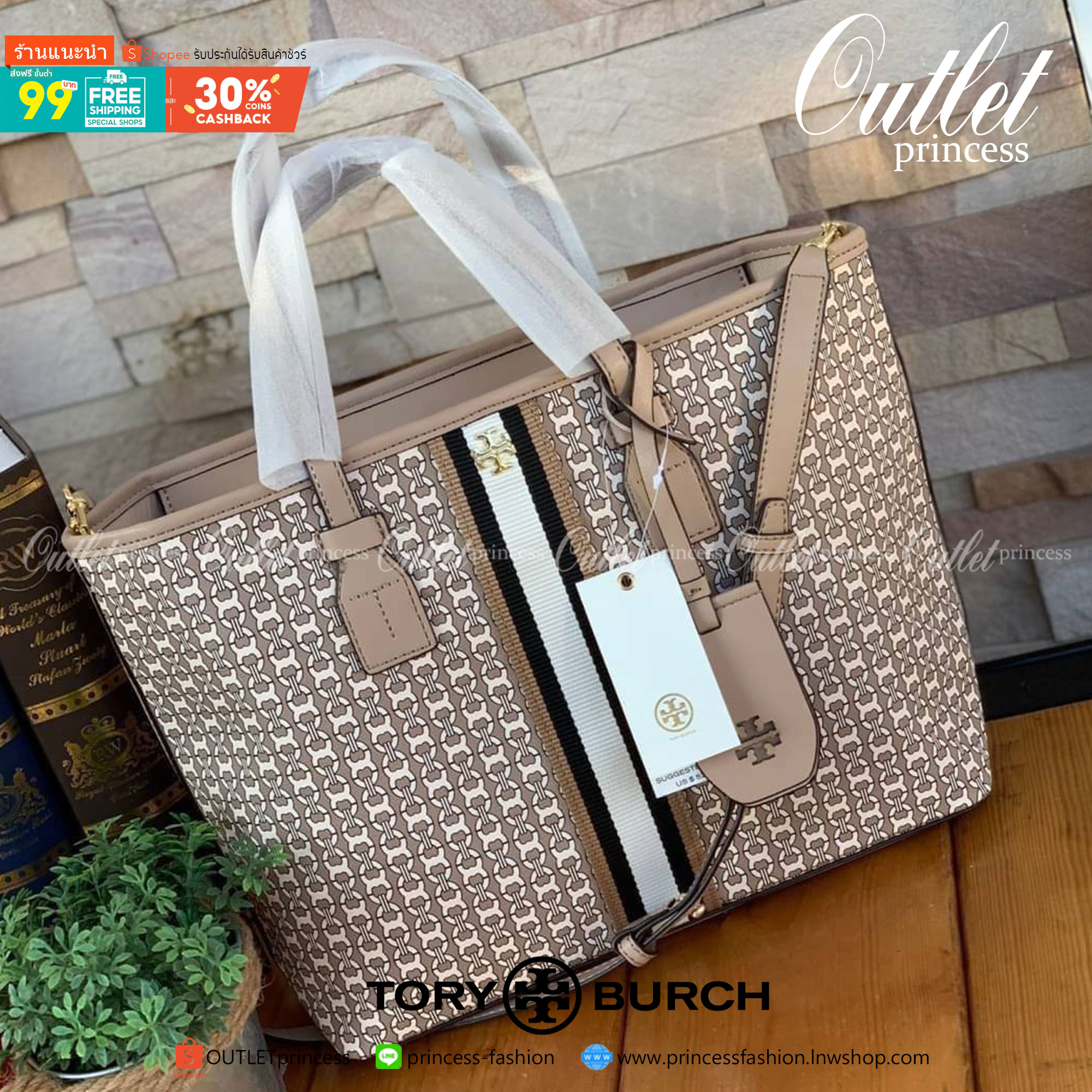 ของแท้ 💯% Tory Burch Gemini Link Canvas Small Tote กระเป๋าสุดปังจากทอรี่ เบริช์(Tory Burch) อย่างเจมิไนลิงค์ ในทรง tote bag ซึ่งผลิตจากผ้าใบเคลือบผิวด้าน มีเอกลักษณ์โดดเด่นที่ลายทางตรงกลาง