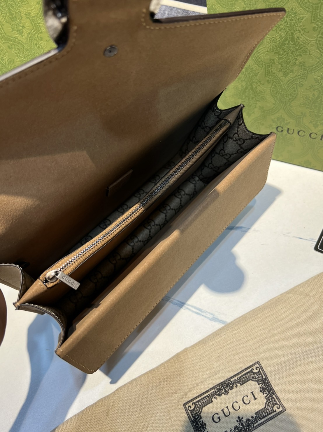 28CM หนังแท้ GUCCI Dionysus shoulder bag ฮอตไอเท็ม รุ่นนี้ขายดีขายหมด สวยหรู คุณหนู ผู้ดีมาก!! นานๆ มาจะมาน้าา รุ่นหายากค่ะ กระเป๋าสะพายข้าง ดีไซน์อยู่ทรง ขนาดกำลังสะดวกใช้สำหรับสาว วัสดุหนังแท้เต็มใบ ภายในแบ่งสัดส่วนได้เป็นอย่างดี งานจริงดีงาม สาวๆได้ไปร