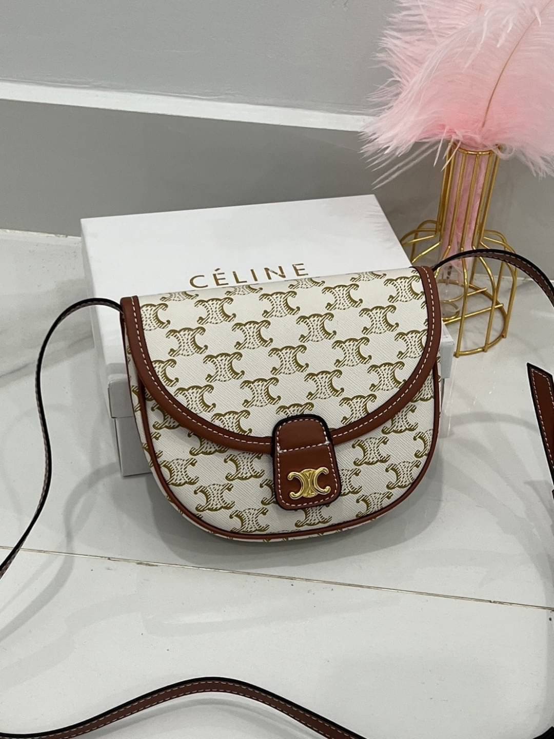 CELINE MINI BESACE IN TRIOMPHE CANVAS กระเป๋าทรงครอสบอดี้ ลายโมโนแกรมวินเทจ รุ่นที่ดาราเกาหลีใช้กันเยอะมาก และเป็นอีกหนึ่งใบที่ครองใจสาวๆ ทั้งในไทยและเทศ