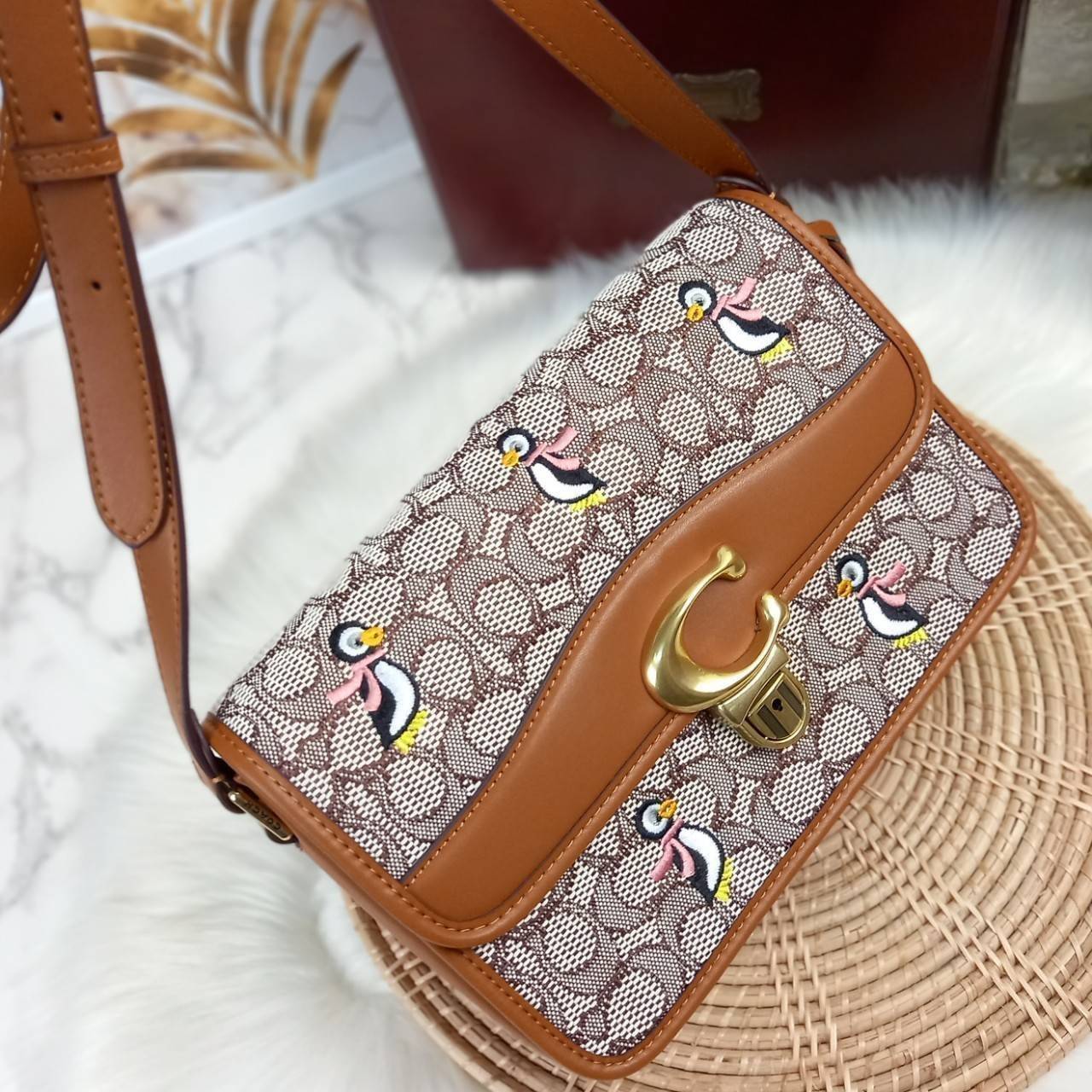COACH STUDIO SHOULDER BAG IN SIGNATURE JACQUARD WITH PENGUIN MOTIF (C7935) กระเป๋าสะพาย ดีไซน์เฉียบ! สุดคลาสสิค ที่เป็นเอกลักษณ์เฉพาะตัว//วัสดุ JACQUARD พิมพ์ลาย SIGNATURE ผสมหนังแท้ รูปทรงสวย ดีเทลเรียบหรู เพิ่มดีไซน์โดดเด่น ด้วยการปักเย็บ รูปเพนกวินสุดน