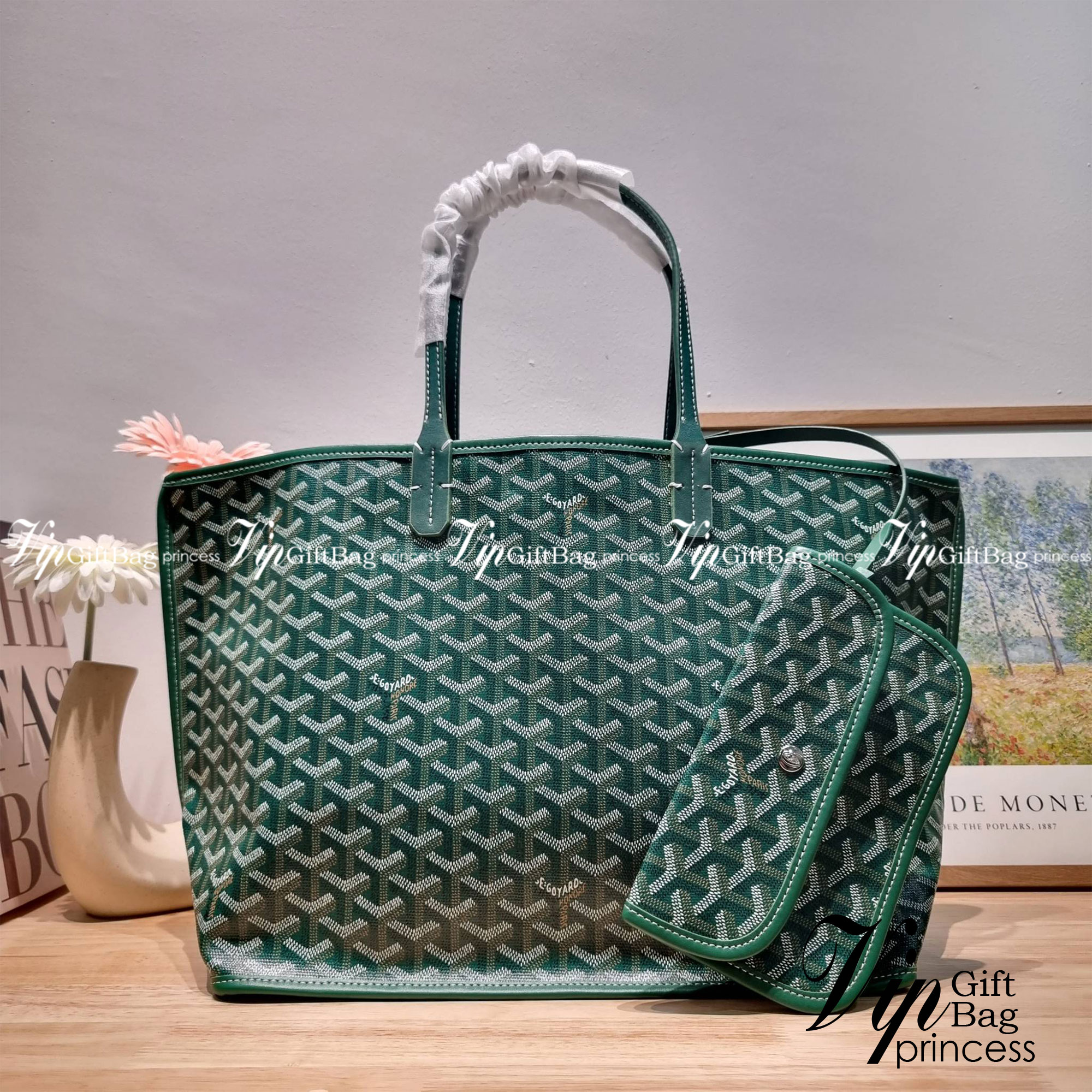 GOYARD ANJOU REVERSIBLE TOTE ฮอตไอเท็ม กับกระเป๋าสะพายทรงโท้ท ใบใหญ่จุใจ!! มาครบสีขายดี เลิศทุกสี รูปทรงคลาสสิค ดีไซน์เป็นเอกลักษณ์ ใช้งานได้หลากหลาย สามารถกลับด้านใช้ได้แบบไม่มีเบื่อ วัสดุหนังแคนวาสพิมพ์ลายสวยคม ภายในโล่งกว้างมาก