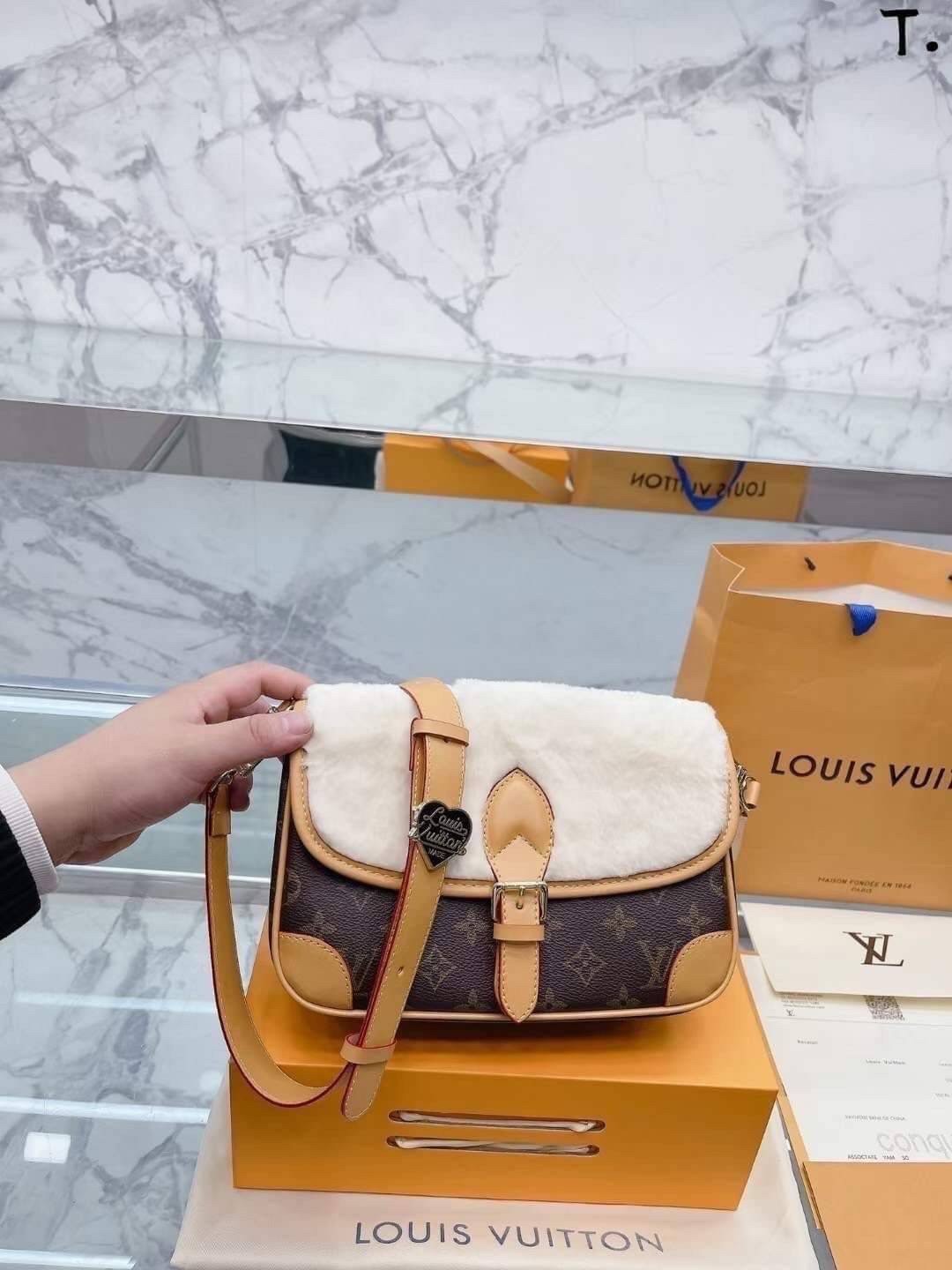 LV DIANE FLEECE BAG ใหม่กับรุ่นที่ทำมาจำนวนจำกัด ดีไซน์ต้อนรับอากาศเย็นๆช่วงส่งท้ายปี กับกระเป๋าสะพายทรงสวย ดีไซน์คลาสสิคซ่อนความหรู ด้วยการตกแต่งขนฟูนุ่ม วัสดุหนังแคนวาสตัดสลับหนังแท้