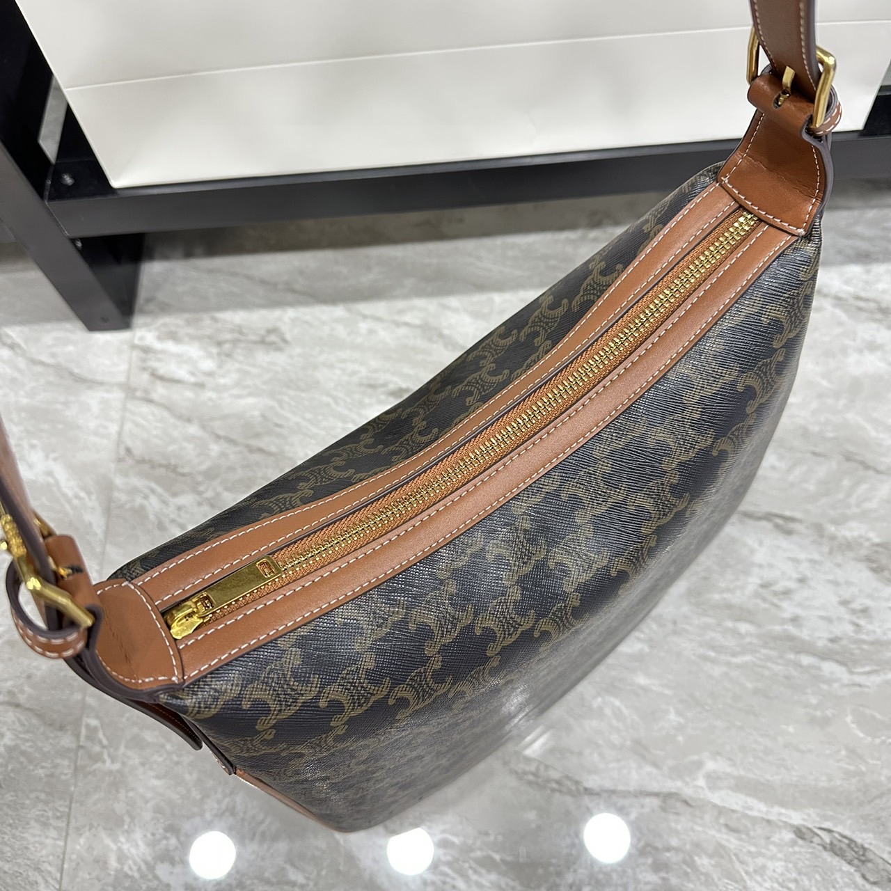 CELINE MEDIUM HELOÏSE BAG CUIR TRIOMPHE in supple / Celine Hobo Bag กระเป๋าสะพายทรงโฮโบ รุ่นฮอตตลอดไม่มีเอ้าท์ ใบใหญ่จะสัมภาระได้เยอะ สวยคลาสสิค เกรดออริ 1:1