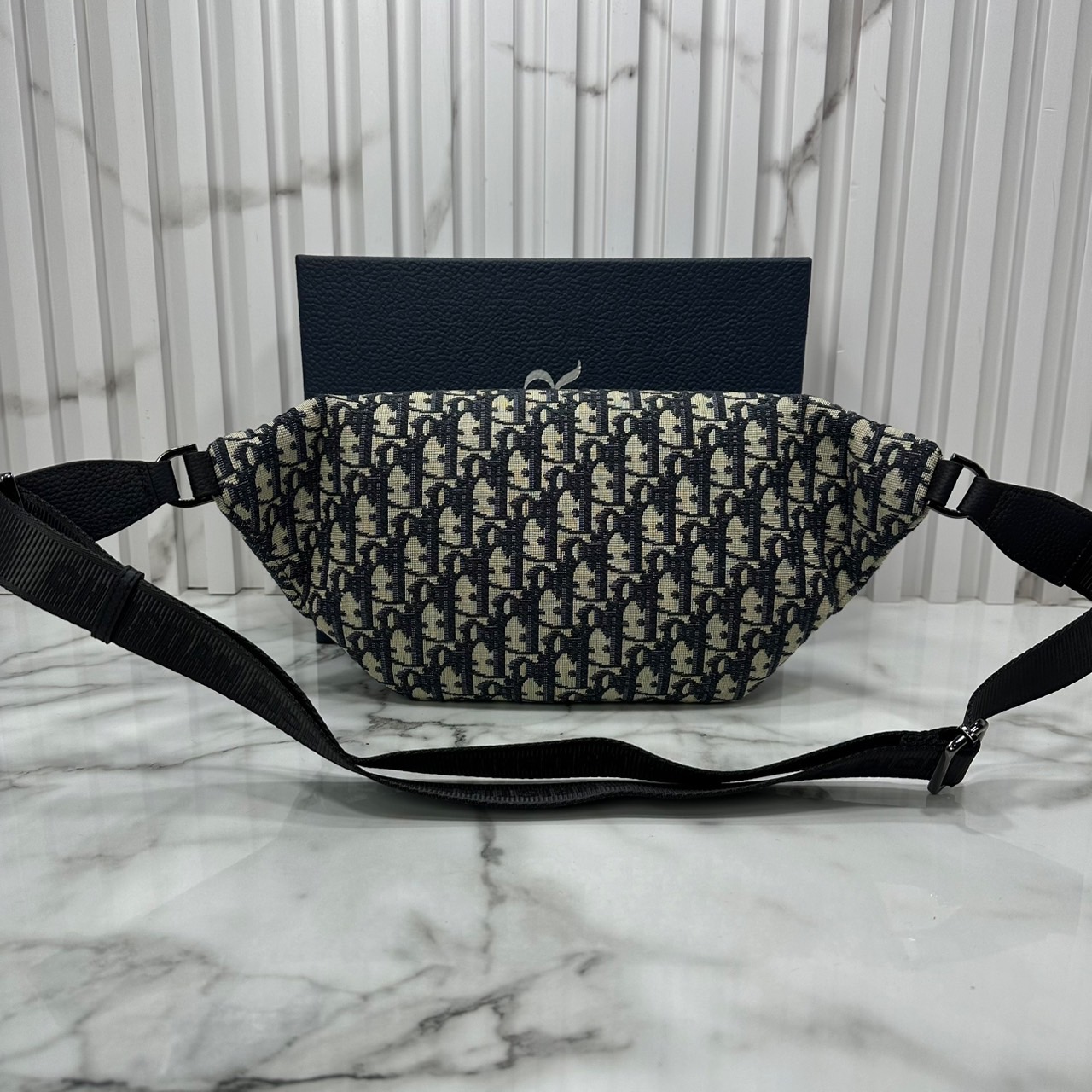 DIOR 8 waist bag Oblique jacquard fabric กระเป๋าสะพายคาดอก เอกลักษณ์ทอผ้าแจ็คการ์ดอย่างดี สวยสง่างามเหนือกาลเวลา มีไว้ไม่มีเอาท์ ท่านชายควรมีมากค่ะ