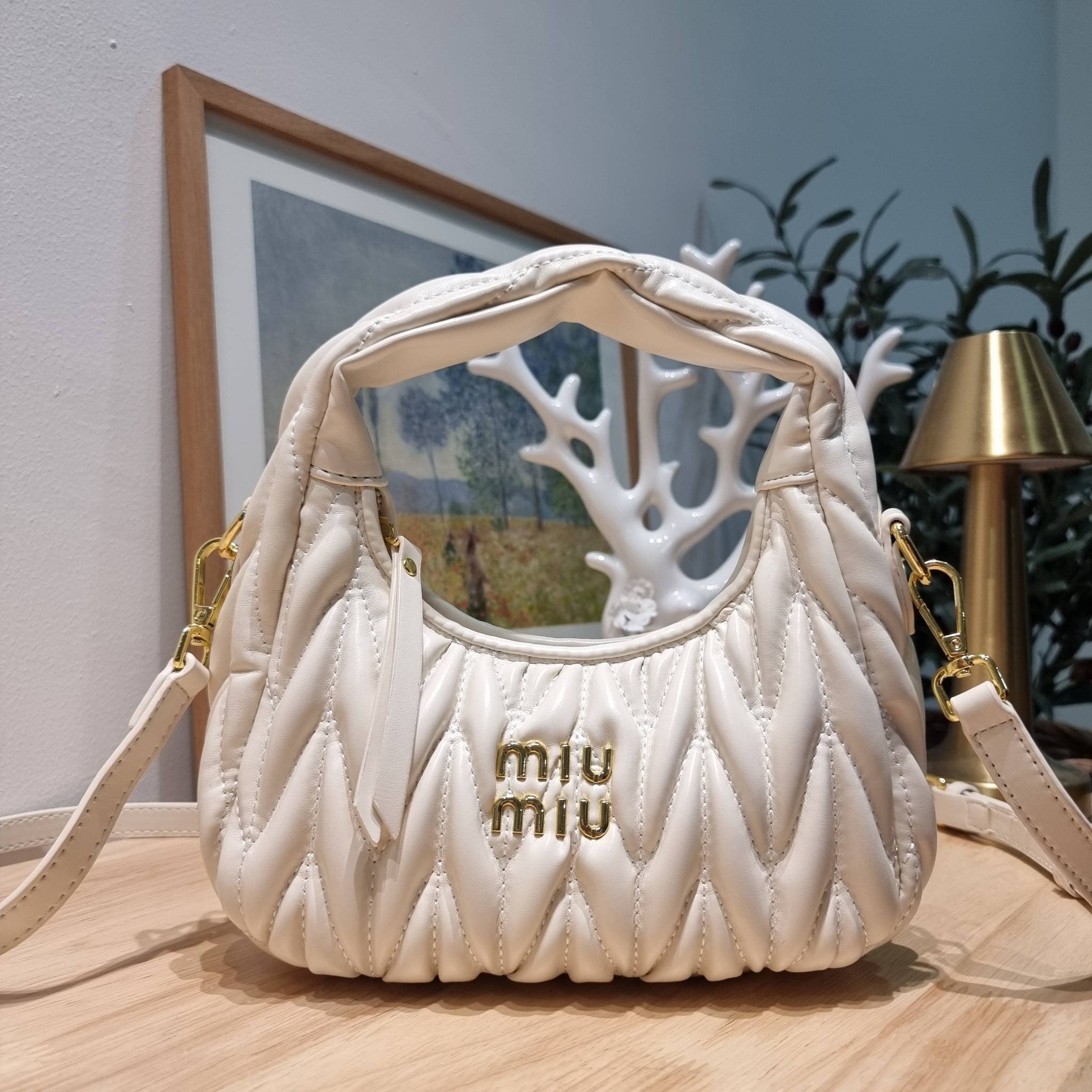 MIU MIU WANDER MATELASSÉ MINI HOBO BAG ไอเท็มสับๆอีกหนึ่ง ที่ต้องมีใช้ได้แล้ว กับกระเป๋าถือ/สะพาย ทรงโฮโบ คิ้วท์สุด ปังสุด ตัวแม่ อินฟลู ดาราเค้าใช้กันเพียบ