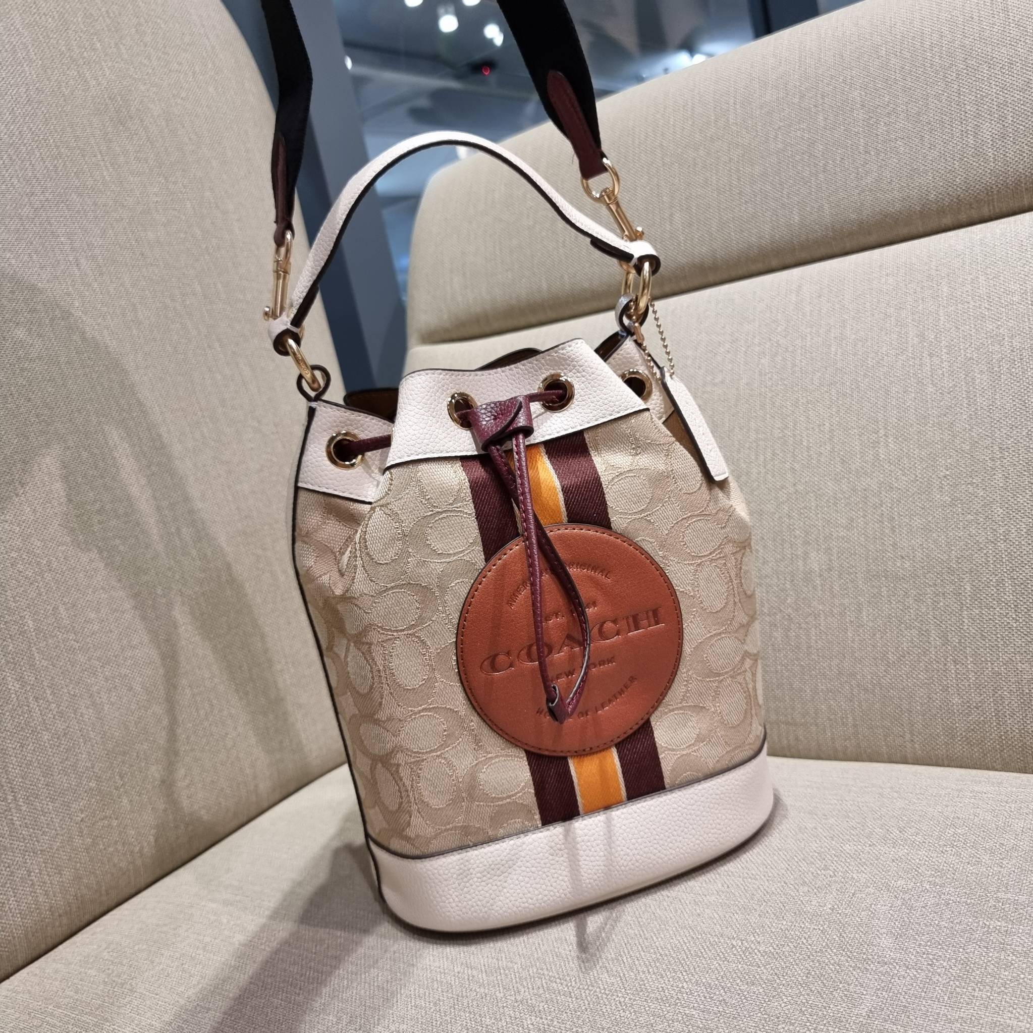 COACH C7084 DEMPSEY DRAWSTRING BUCKET BAG IN SIGNATURE JACQUARD WITH STRIPE AND COACH PATCH พี่สาวใบใหญ่สุดสวยมาแล้วจ้า!! กระเป๋าทรงถังไซส์ใหญ่ ที่สาวๆรอคอย ใช้งานง่ายด้วยการรูดหนังปิดรอบปากกระเป๋า ทุกอย่างลงตัวที่สุด!! โดดเด่นด้วยลวดลายสีสันที่ละมุนมาก ว