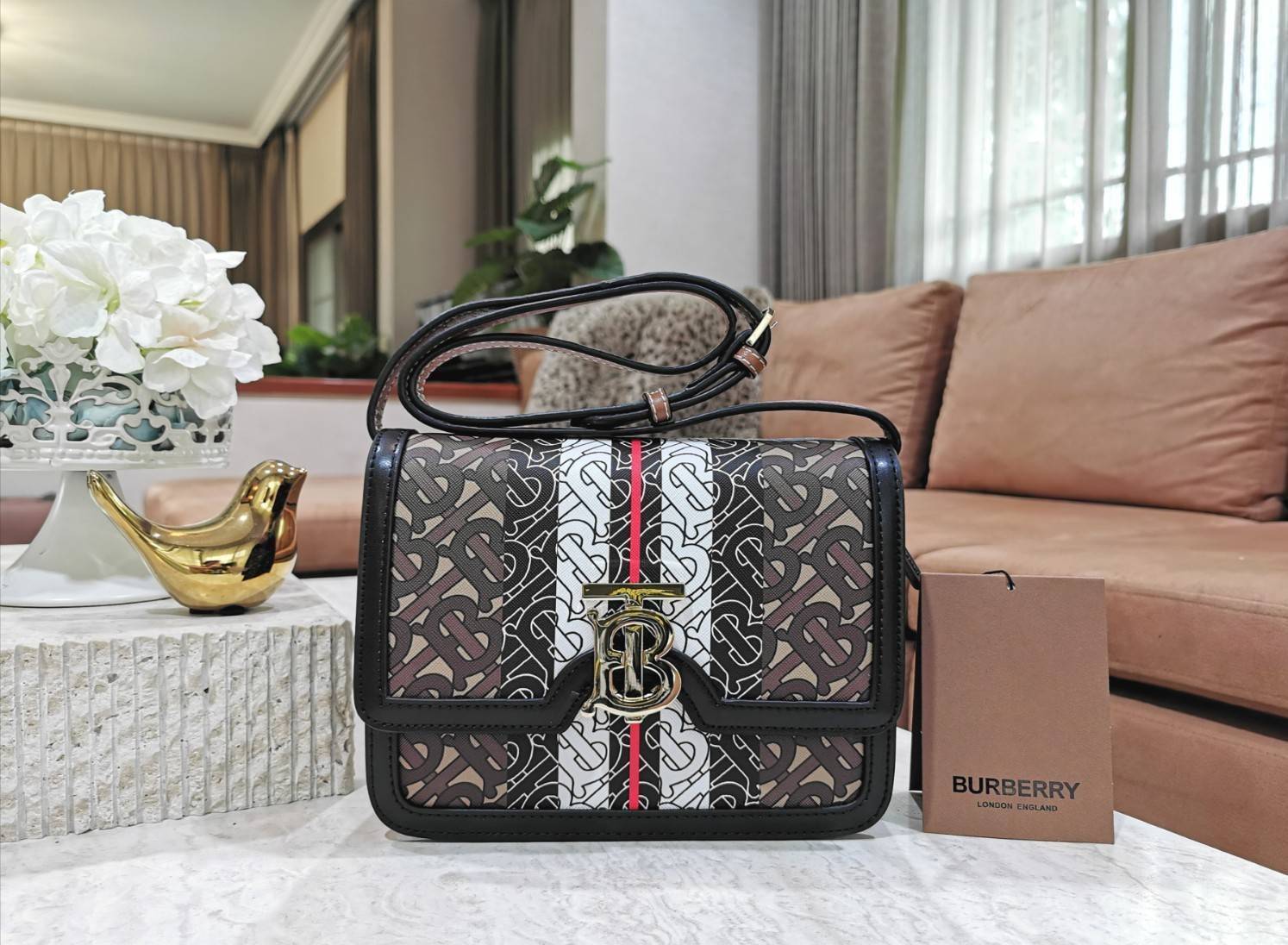 พรีเมี่ยมกิ๊ฟแท้ 100% 】BURBERRY FRAGRANCES LEATHER CROSSBODY BAG VIP GIFT WITH PURCHASE (GWP) กระเป๋าสะพายพรีเมี่ยมกิ๊ฟรุ่นใหม่ล่าสุด Limited จาก BURBERRY Perfume DutyFree