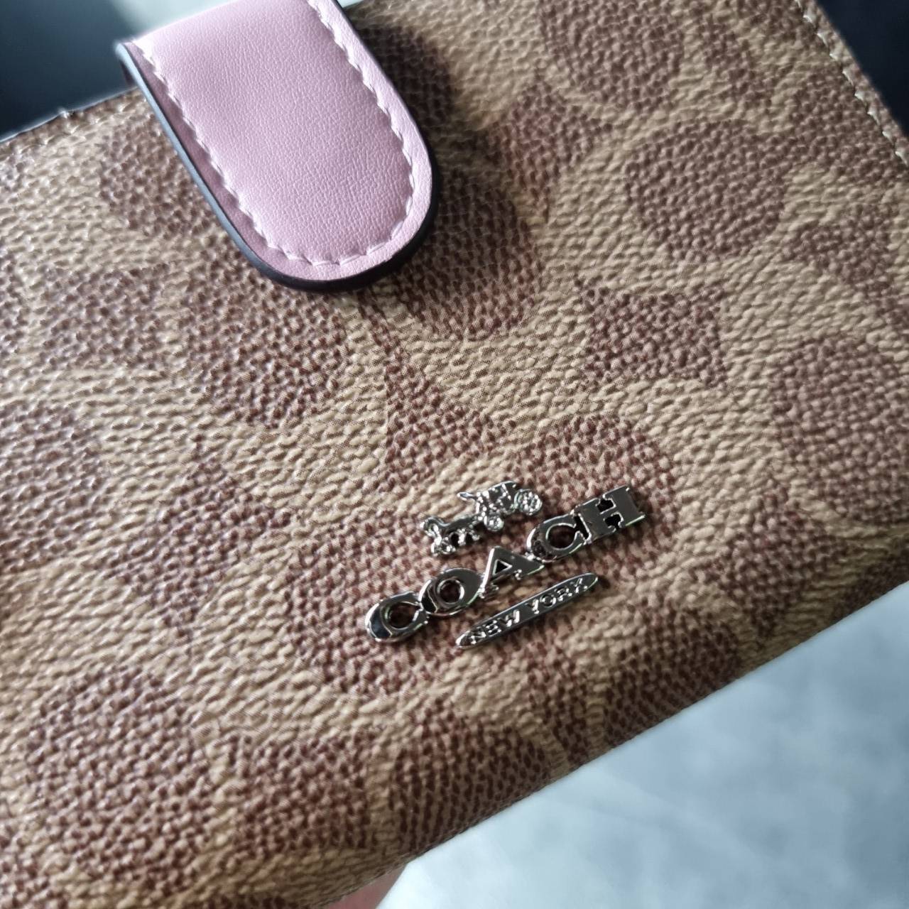 COACH F33034 MEDIUM CORNER ZIP WALLET IN COLORBLOCK SIGNATURE CANVAS กระเป๋าสตางค์ใบกลาง 👛 ขนาดกำลังเหมาะมือ วัสดุหนังแคนวาส ดูแลรักษาง่าย มีช่องใส่บัตรและธนบัตรครบ และช่องซิปแยกไว้ใส่เหรียญ สวยคลาคสิคแบบนี้เหมาะส่งต่อเป็นของขวัญที่สุดจ้า