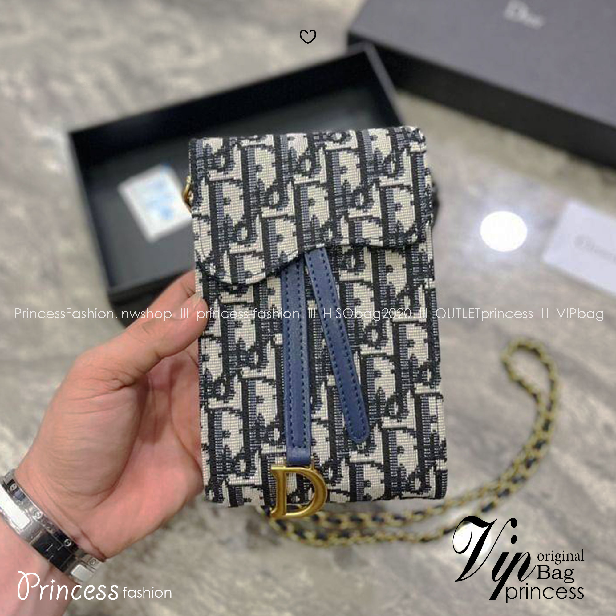 DIOR Phone Bag / DIOR Vertical Saddle Pouch Blue Dior Oblique Jacquard กระเป๋าใส่โทรศัพท์เอกลักษณ์ของความหรู สายสะพายโซ่อะไหล่ทองสวยงาม ด้านหน้าโดดเด่นด้วยซิกเนเจอร์แบรนด์ เป็นอีกหนึ่งรุ่นที่ดาราเชเลปใช้กันเยอะ แนะนำค่ะ