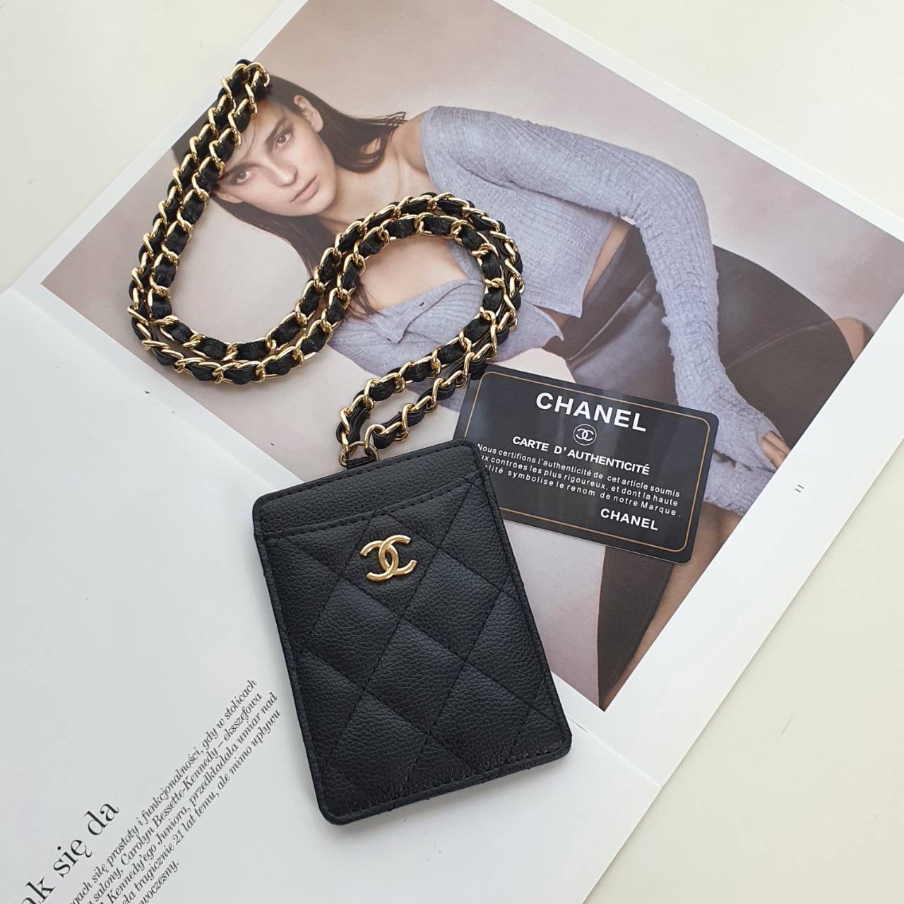 CHANEL CARD HOLDER WITH CHAIN พร้อมส่งที่ไทย สายคล้องบัตรสุดคลาสสิค จากงานพรีเมี่ยมกิ้ฟท์แบรนด์ดังอย่าง CHANEL วัสดุหนังสังเคราะห์ ลายสวยมาก ด้านหน้าประดับโลโก้ CC มีช่องใส่บัตรมากกว่า4ใบ มาพร้อมสายคล้องแบบโซ่สลับหนัง ไอเท็มสุดหรูแบบนี้ ต้องมีติดตัวไว้น้า