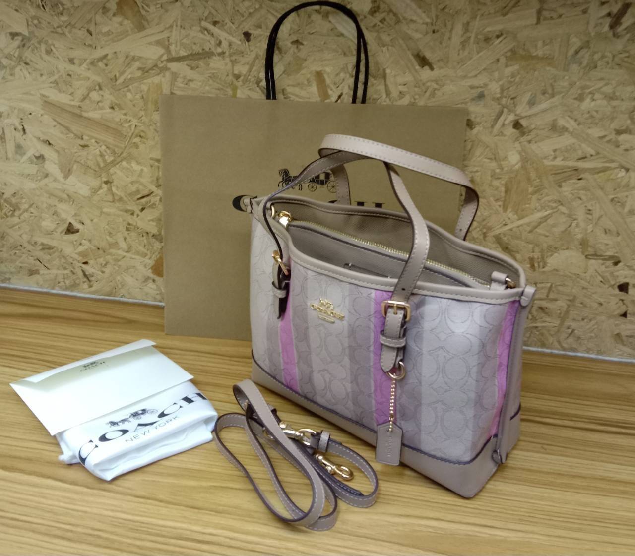 COACH Mollie Tote 25 In Signature Jacquard With Stripes พร้อมส่งที่ไทย ภาพสินค้าถ่ายจากงานขายจริง ใช้งานต่างประเทศได้