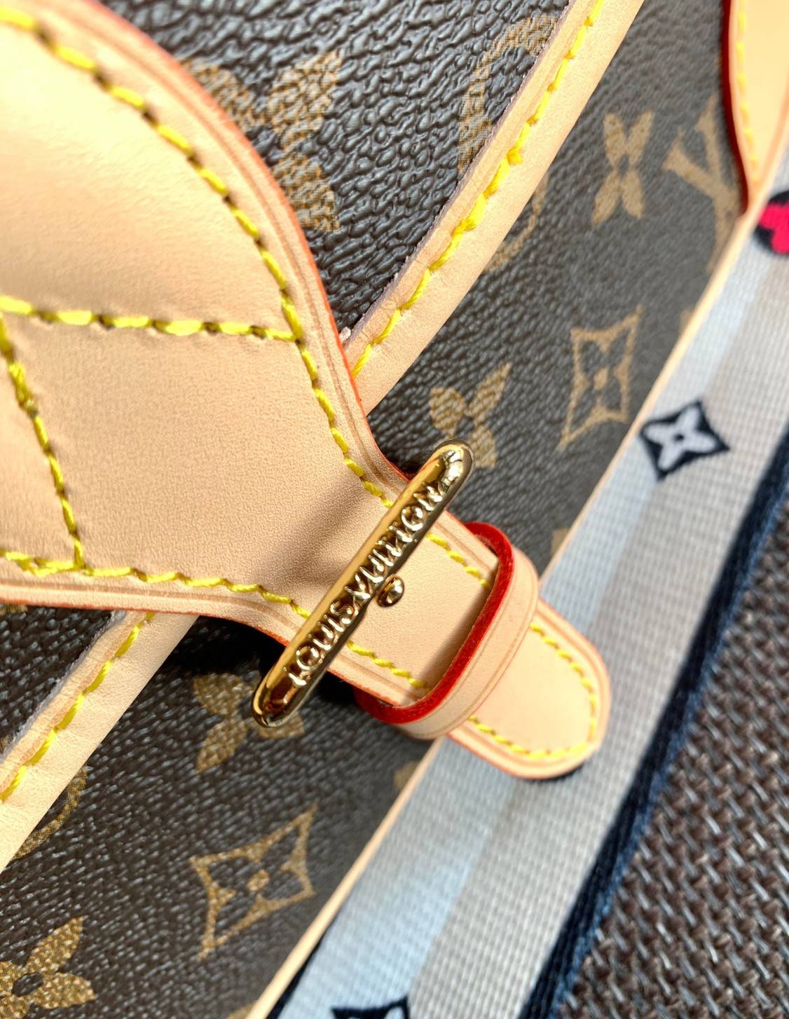 LOUIS VUITTON DIANE MONOGRAM พร้อมส่ง สุดคุ้ม! กับกระเป๋าLV พรีเมี่ยมกิฟ ตปท. หนังแท้ นิ่ม ทรงสวยมากๆค่ะ ((พื้นผิวหนังเป็นการขัดตามธรรมชาติจะมีรอยดำๆตรงขอบหนังนะคะ)) รุ่นนี้มาในลุคสวย หรู ดูชิล เพราะไม่ว่าลุคไหนๆก็เอาจริงๆจ้า! เปิดปิดกระเป๋าแบบกระดุมแม่เห