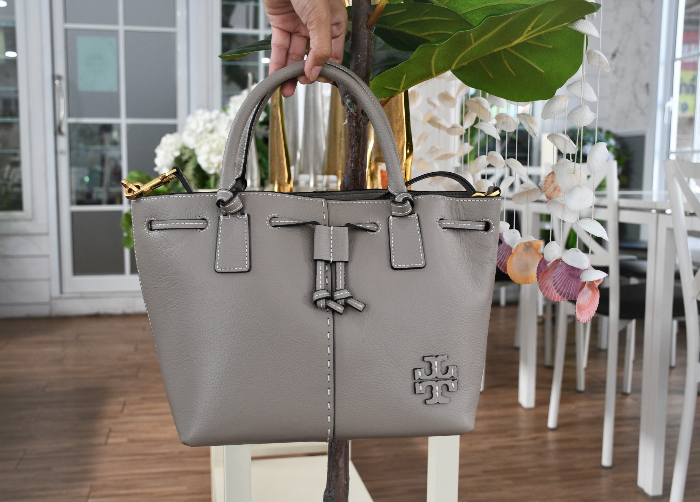 OUTLET 】TORY MCGRAW SMALL DRAWSTRING กระเป๋าถือหรือสะพายข้าง วัสดุหนังวัวแท้ อะไหล่ทอง เปิด-ปิดด้วยสายหนังรูด จะถือหรือสะพายข้างได้Crossbodyได้ น้ำหนักเบาจุของได้เยอะ ด้านหน้าประดับโลโก้แบรนด์ ด้านในมีช่องเล็กสำหรับใส่บัตรใส่ตังค์ได้ มีสายยาว ปรับสายได้ ถ