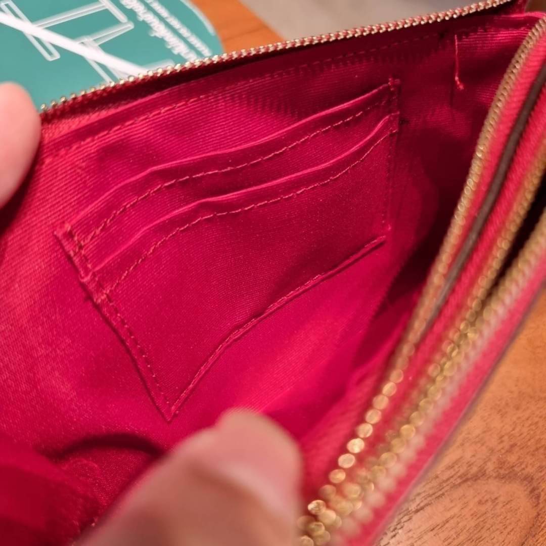 COACH F87591 DOUBLE CORNER ZIP WALLET IN SIGNATURE COATED CANVAS คล้องมือรุ่น 2 ซิป!! มาแล้วจ้า 🌟🤗 ไซส์นี้คือเหมาะมือจริงๆ พกง่ายเช่นเคย ไม่ต้องกังวลว่าจะเกะกะหรือกินพื้นที่กระเป๋าหลัก วัสดุหนังแคนวาสเคลือบลาย มีช่องหลักแยก 2 ช่อง ภายในบุผ