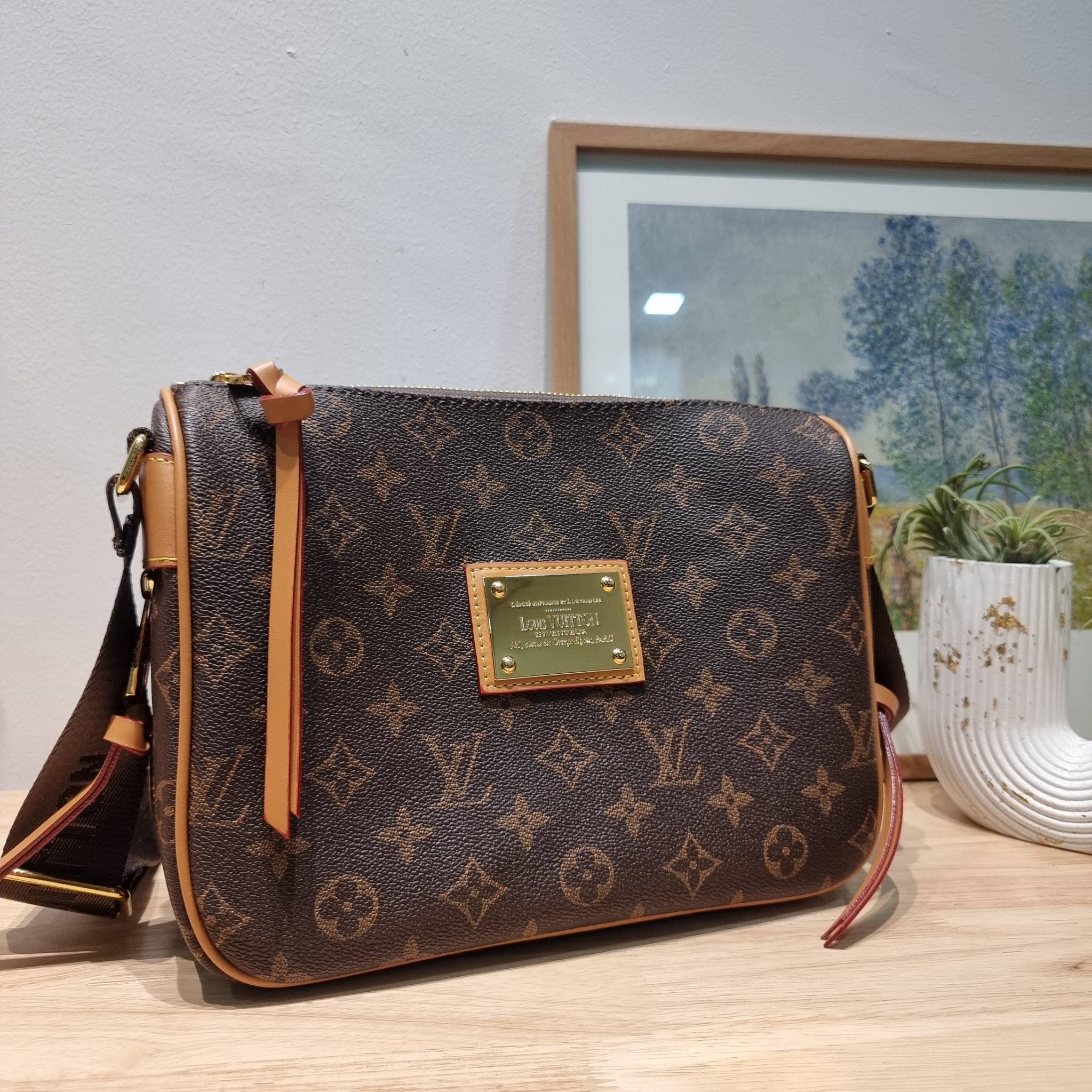 LV INVENTEUR MONOGRAM BAG รุ่นหายากสุดคลาสสิค กับกระเป๋าสะพายข้างดีไซน์วินเทจ ย้อนยุค มีดีเทลความหรูด้วยแผ่นเพลทสีทอง สายสะพายในตัวใช้งานได้คล่องตัว