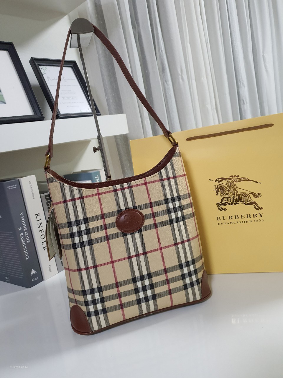 พรีเมี่ยมกิ๊ฟแท้ 100% 】BURBERRY VINTAGE BAG VIP GIFT WITH PURCHASE (GWP) กระเป๋าสะพายไหล่ พรีเมี่ยมกิ๊ฟ Limited Edition จากBURBERRY วัสดุหนังPVC สวยหนังนิ่ม ตัดด้วยสายหนังสีน้ำตาลเข้ม *สวยตาแตกกกก