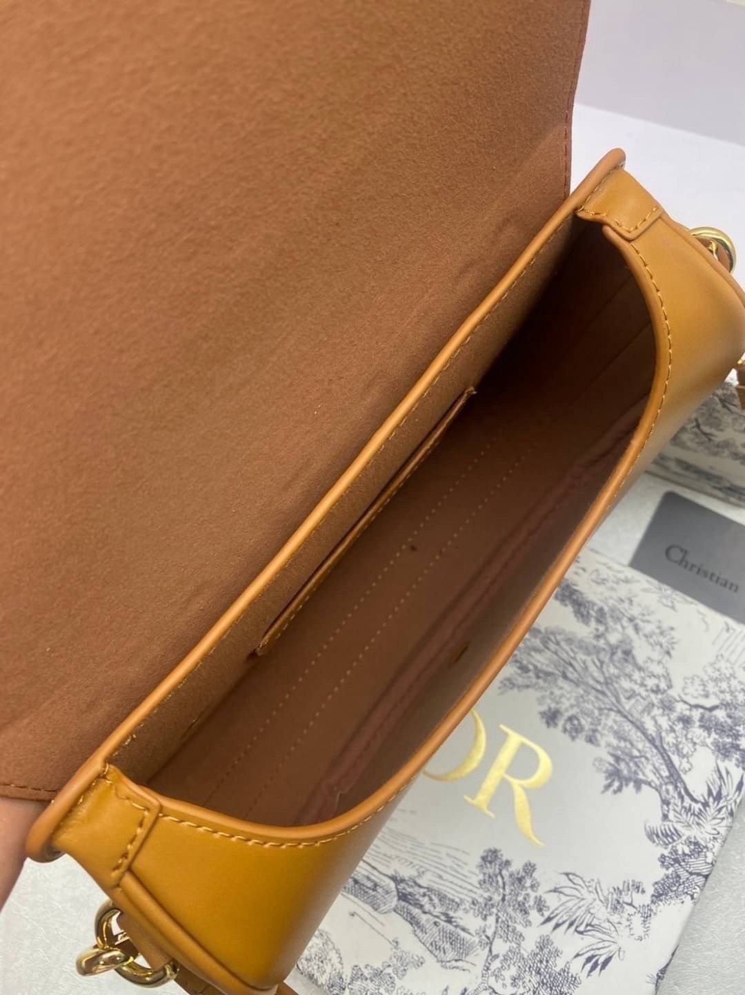 Dior Bobby Medium Bag กระเป๋าสะพายทรงโฮโบรุ่นยอดนิยม คลาสสิคสุดหรู ด้วยสัดส่วนที่กลมกลืนลงตัวอย่างสวยงาม เกรดท็อปออริ ใช้งานต่างประเทศได้