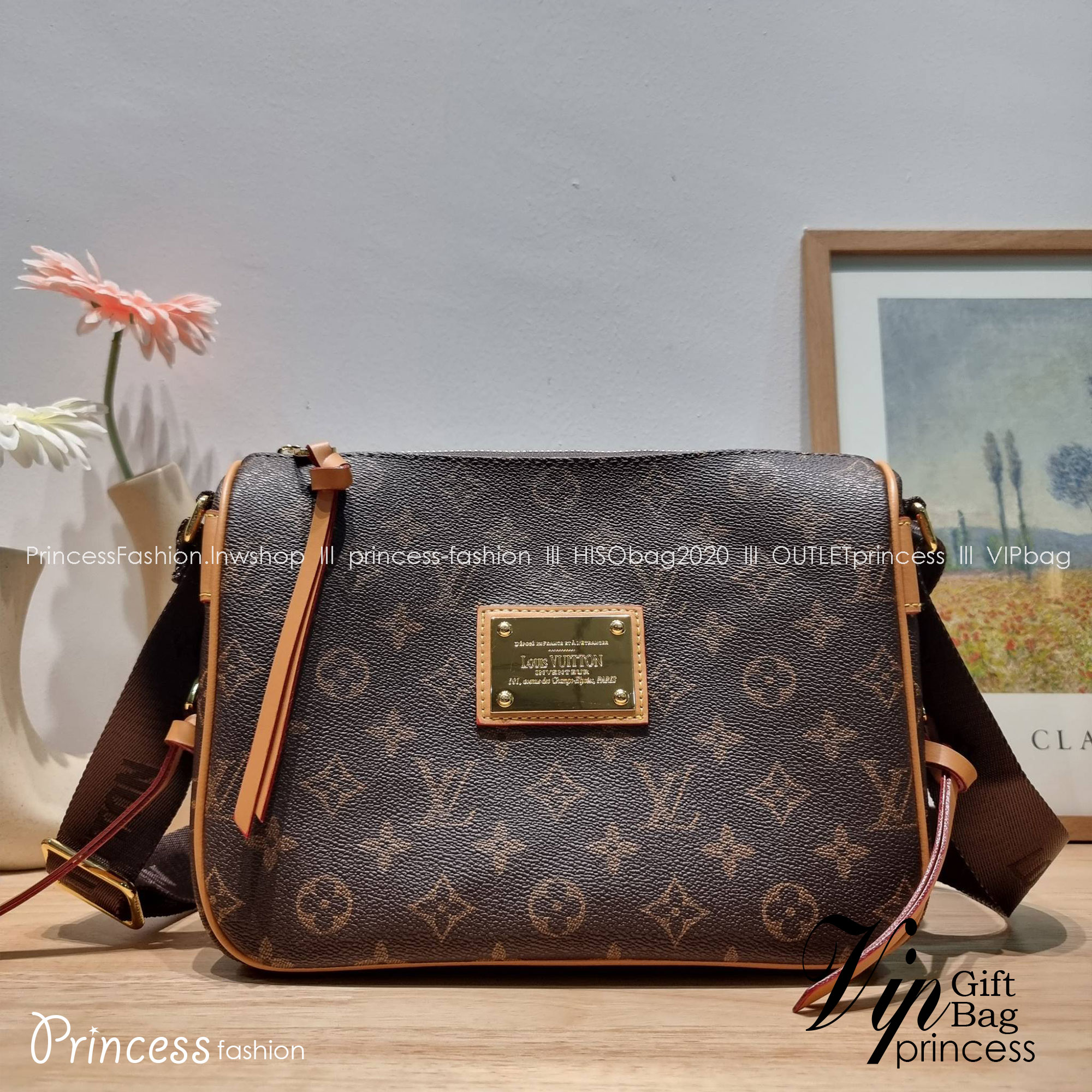 LV INVENTEUR MONOGRAM BAG รุ่นหายากสุดคลาสสิค กับกระเป๋าสะพายข้างดีไซน์วินเทจ ย้อนยุค มีดีเทลความหรูด้วยแผ่นเพลทสีทอง สายสะพายในตัวใช้งานได้คล่องตัว