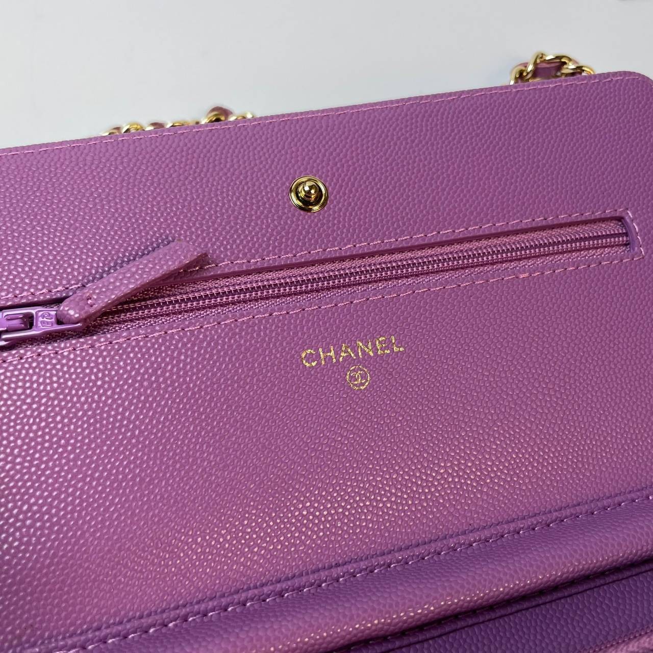 VIP 】หนังแท้ CHANEL WOC style โทนสีพาสเทล กระเป๋าสะพายทรงสวยตลอดกาล วัสดุหนังลายคาเวียร์ เนื้อนุ่ม อยู่ทรงคุณภาพดีตามแบบฉบับของแบรนด์ น้ำหนักเบา ด้านหน้ามีโลโก้แบรนด์อะไหล่หรู มีช่องใส่บัตร ใส่ของจุกจิก เปิดปิดด้วยฝาปิดกระดุม ซับในหนัง ตัวจริงสวยมากๆถูกใจ