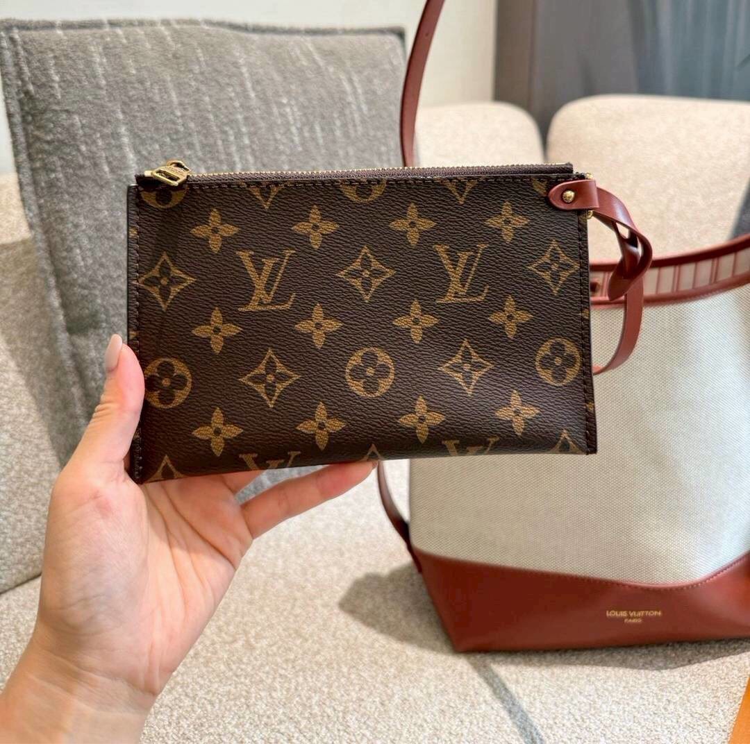 LV Low Key Hobo PM Bag กระเป๋าสะพายทรงโท้ทรุ่นใหม่ งานคอตตอนแคนวาส เผยความเรียบหรูมีระดับด้วยรูปทรงเรียบง่ายและงานฝีมือประณีตไร้ที่ติ ประดับแม่กุญแจสัญลักษณ์สุดไอคอนิก