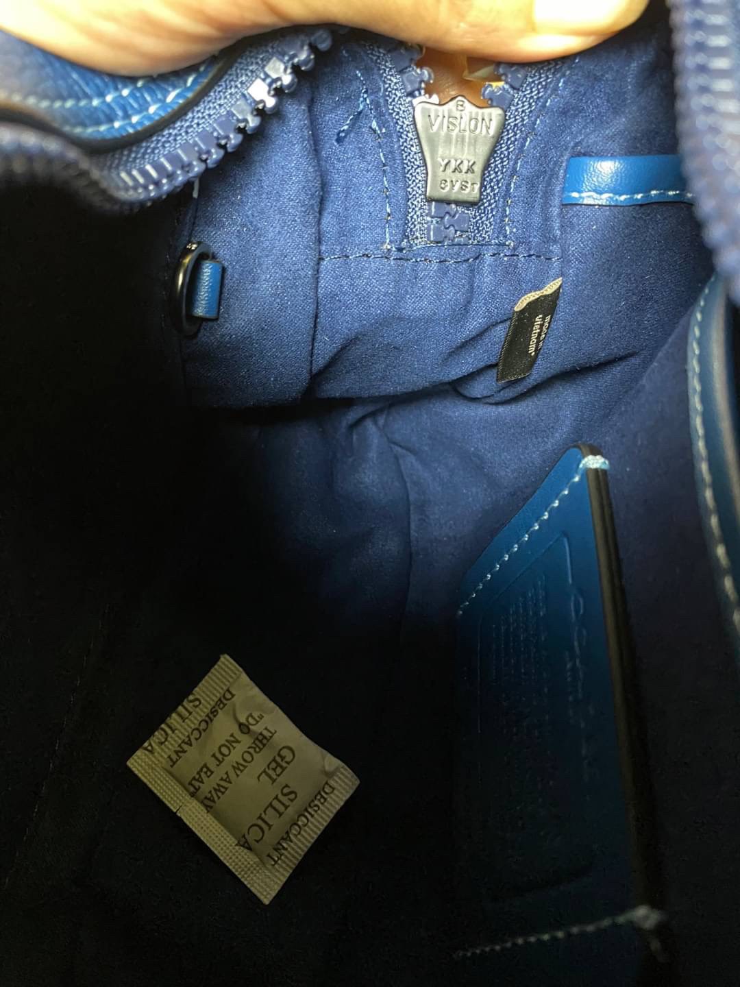 COACH ACADEMY CROSSBODY WITH HORSE AND CARRIAGE PRINT (COACH 89084) ผ้าใบเคลือบพิมพ์ลายและหนังกรวดขัดเงา ภายในกระเป๋ามัลติฟังก์ชั่น| ปิดด้วยซิป ซับในผ้า ด้านนอกมีซิปและกระเป๋าสลิป สายสะพายถอดได้