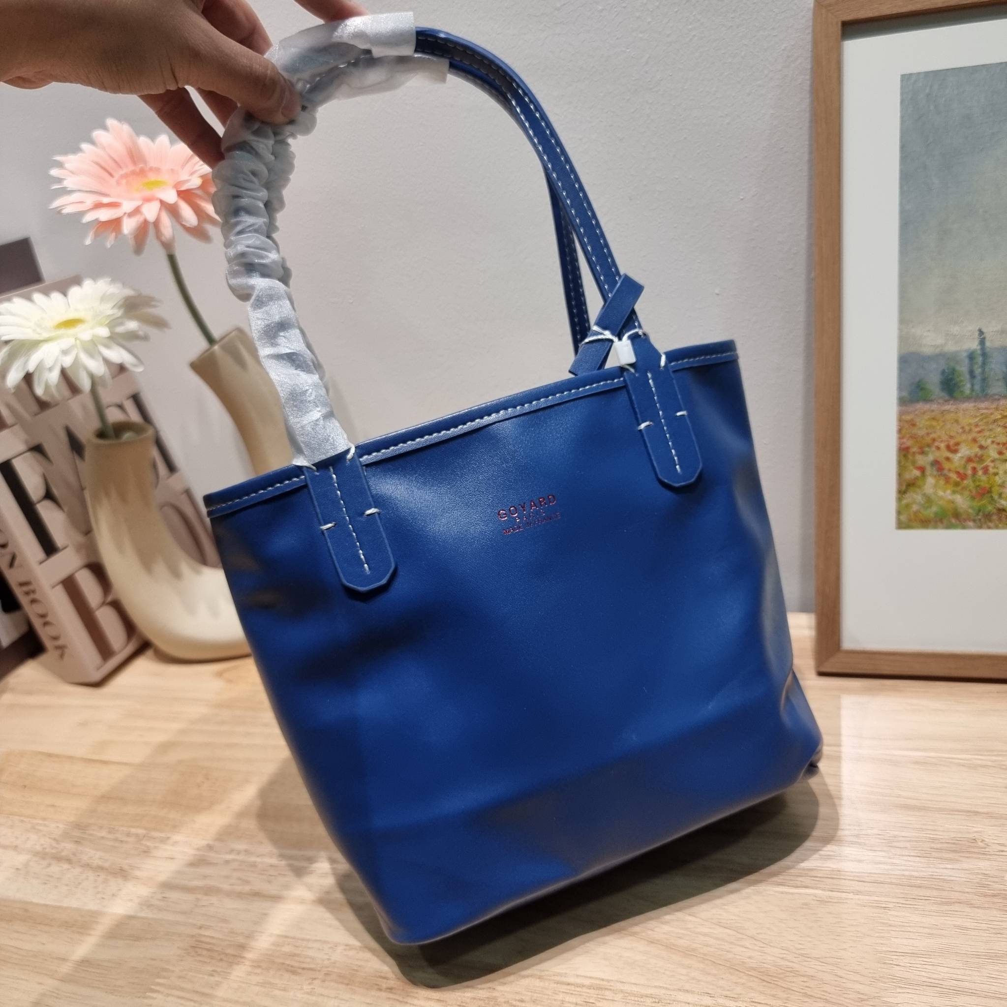 GOYARD MINI ANJOU REVERSIBLE TOTE ฮอตไอเท็ม กับกระเป๋าสะพายทรงโท้ท ไซส์มินิ กะทัดรัดมาก มาครบสีขายดี เลิศทุกสี รูปทรงคลาสสิค ดีไซน์เป็นเอกลักษณ์ ใช้งานได้หลากหลาย สามารถกลับด้านใช้ได้แบบไม่มีเบื่อ