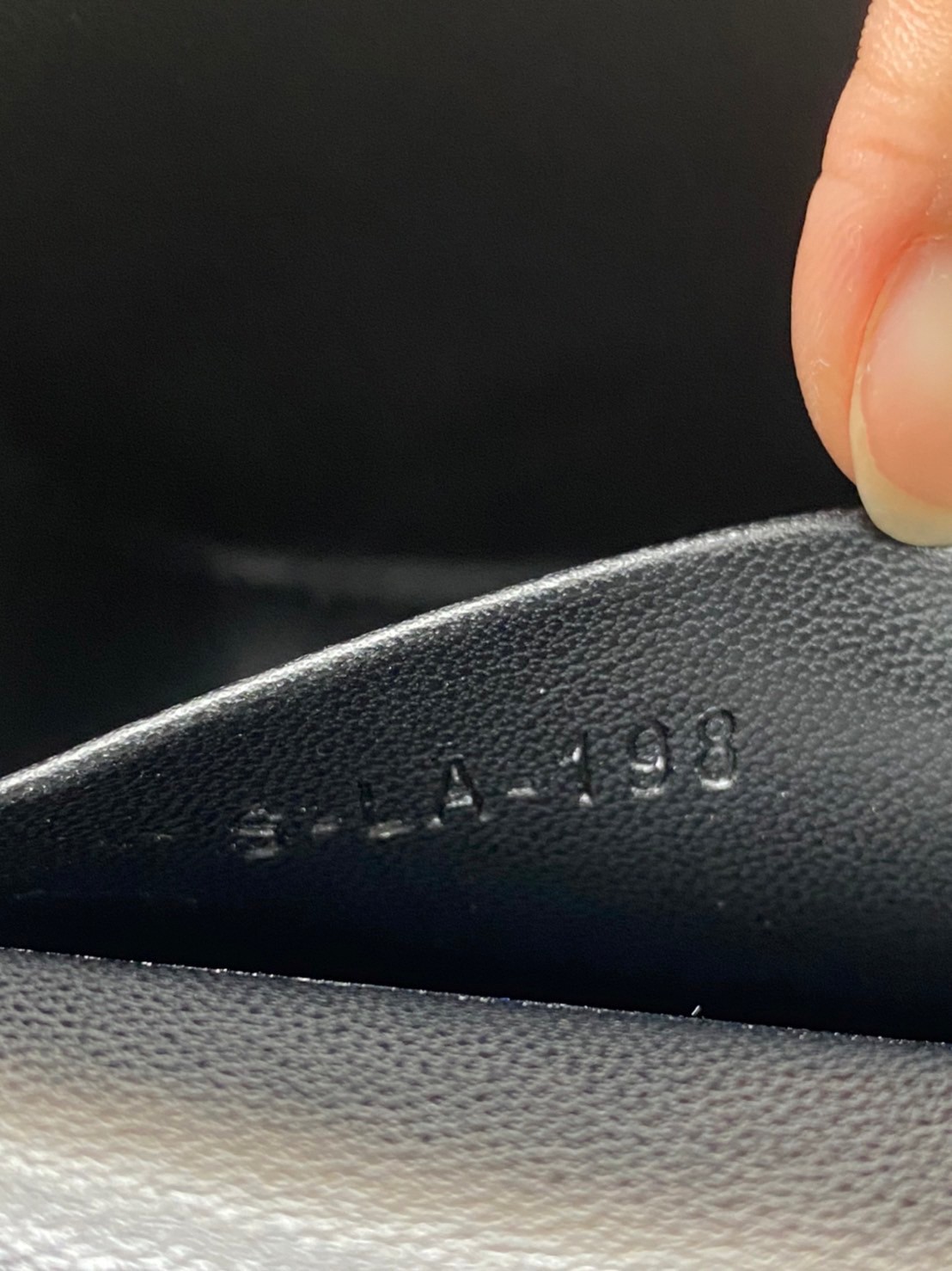 20cm CELINE SHOULDER BAG TRAPEZE IN SHINY CALFSKIN / CELINE POCHETTE BAG / CELINE TRIOMPHE BAG small รุ่นใหม่ล่าสุด ไม่มีไม่ได้เลยกับไอเท็มสุดคลาสสิค กระเป๋าสะพาย ทรงพอชสวยอยู่ทรง ดูดี ดูแพง สายถอดได้ ใช้งานสะดวก