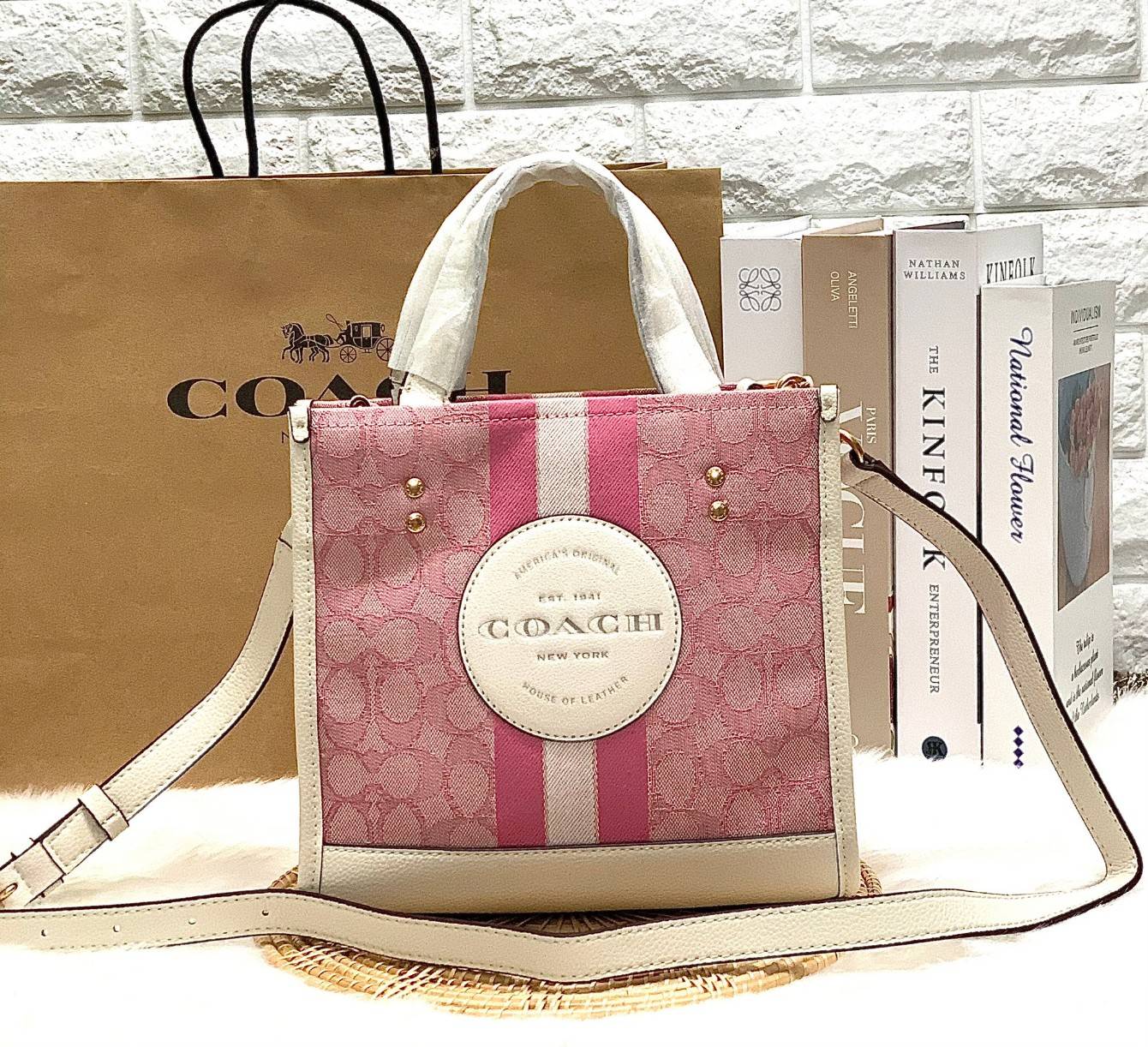 ใหม่ล่าสุด อดใจยังไงไหว💋 COACH Dempsey Field Tote 22 ((C5268//C5115)) พร้อมส่งความสวยที่ไทยค่ะ! กระเป๋าทรง Tote ขนาดพอเหมาะลำตัว พกพาง่ายสะดวกได้กับทุกๆวัน ด้านหน้าปั้มโลโก้แบรนด์ตัวใหญ่สวยค่ะ;เปิดปิดกระเป๋าแบบกระดุมแม่เหล็ก ภายในใส่กระเป๋าเงินใบย