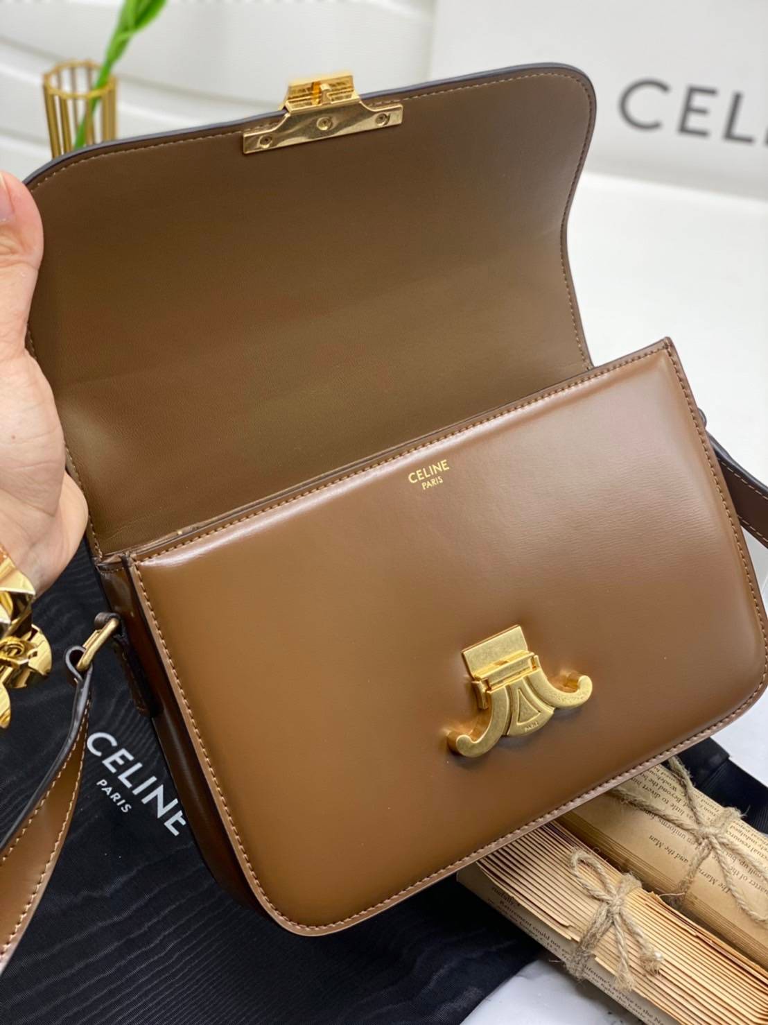 หนังแท้ CELINE TRIOMPHE CROSSBODY BAG ดีไซน์ยอดนิยมสไตล์สาว LISA ทรงสี่เหลี่ยมหนังสวยหรูอยู่ทรงเปิดปิดด้วยฝาปิดโลโก้แบรนด์อะไหล่ทอง ภายในมีช่องหลัก ช่องย่อย และช่องซิป สามารถใส่มือถือของใช้จุกจิกได้เยอะ มาพร้อมสายสะพายหนังยาวปรับระดับได้ จะสะพายไหล่ CROSS