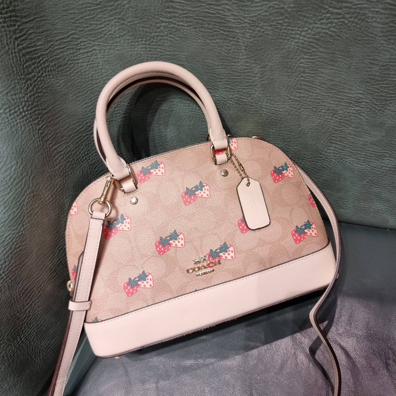 COACH 91514 MINI SIERRA SATCHEL IN SIGNATURE CANVAS WITH STRAWBERRY PRINT สายคุณหนูมารวมตัวกันตรงนี้เลยจ้า!! ละมุนกว่านี้ไม่มีแล้ว กับกระเป๋าทรงโดมสุดคลาสสิค เพิ่มดีเทลลูกเล่นลายสตรอเบอรี่ ให้มีความคิ้วท์แบบไม่เยอะเกินไป ลงตัวพอดี มาพร้อมหูจับในตัวและสายส